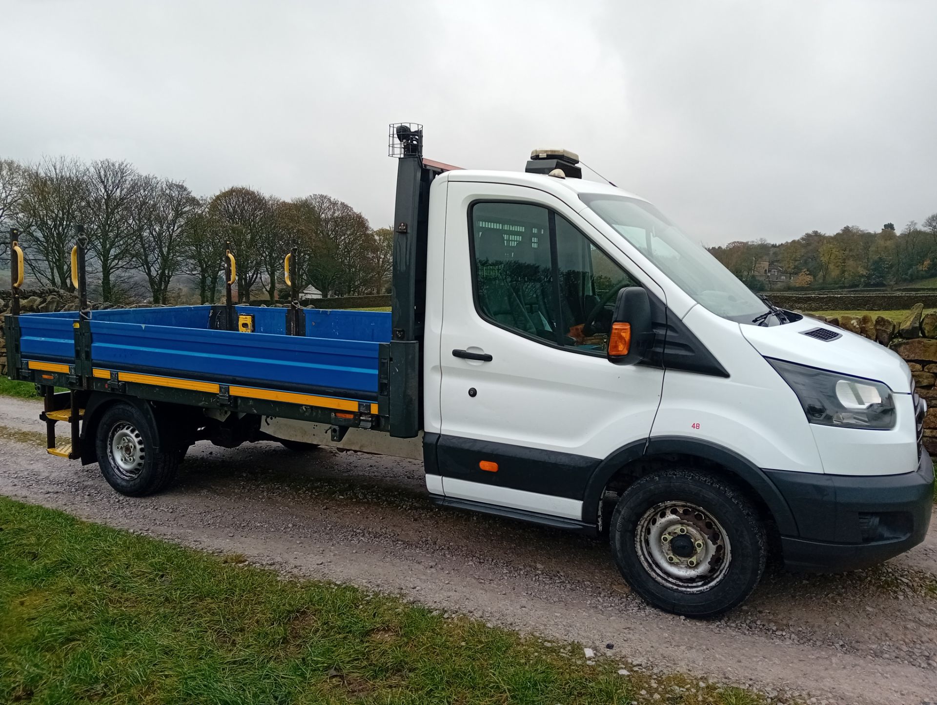 2017 FORD TRANSIT 2.0 ECOBLUE DROPSIDE - 159,000 MILES - EURO 6 - JUST SERVICED - TOW BAR. - Image 4 of 8