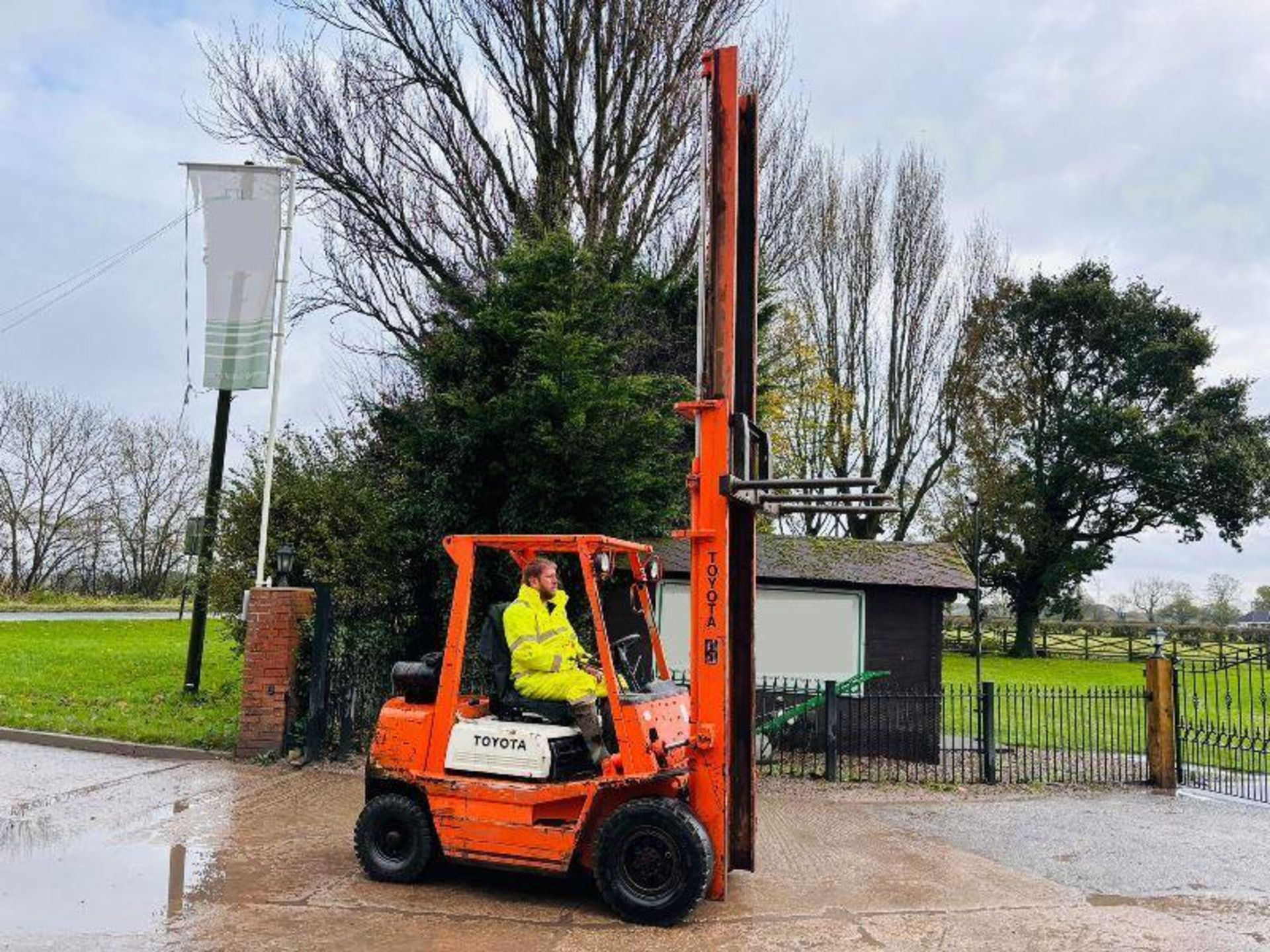 TOYOTA 4FD25 DIESEL FORKLIFT C/W 2 STAGE MAST  - Image 2 of 12