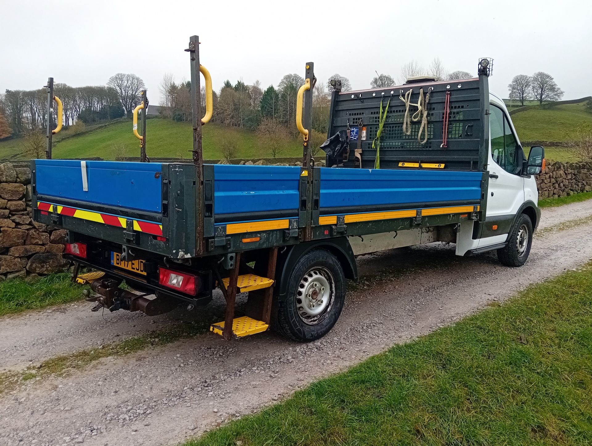 2017 FORD TRANSIT 2.0 ECOBLUE DROPSIDE - 159,000 MILES - EURO 6 - JUST SERVICED - TOW BAR. - Image 5 of 8