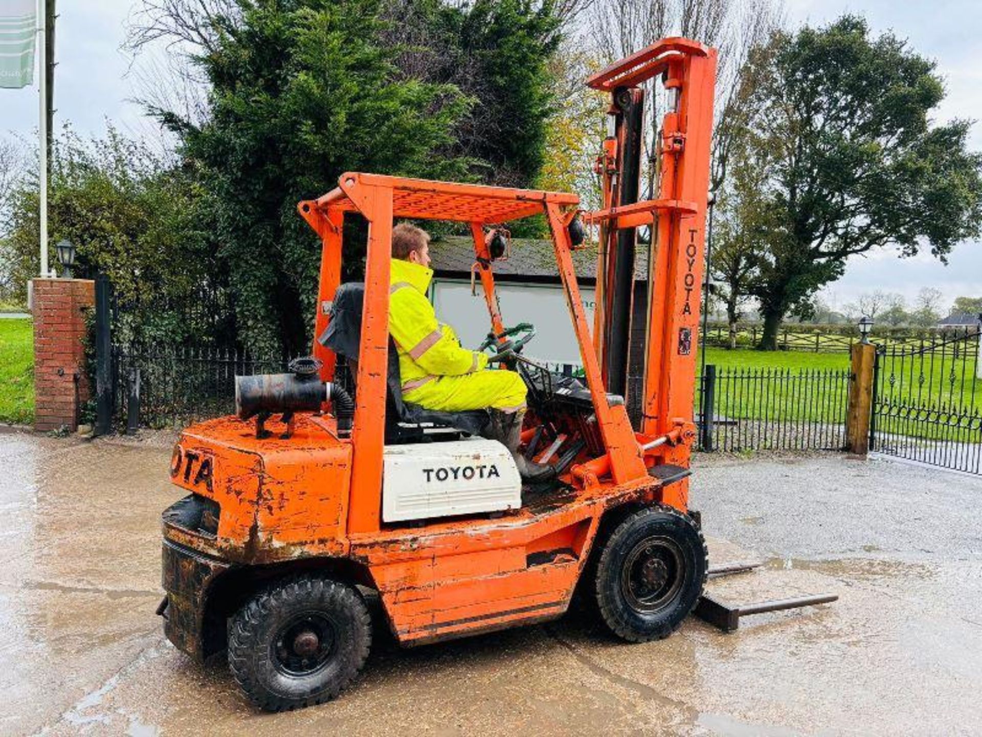 TOYOTA 4FD25 DIESEL FORKLIFT C/W 2 STAGE MAST  - Image 9 of 12