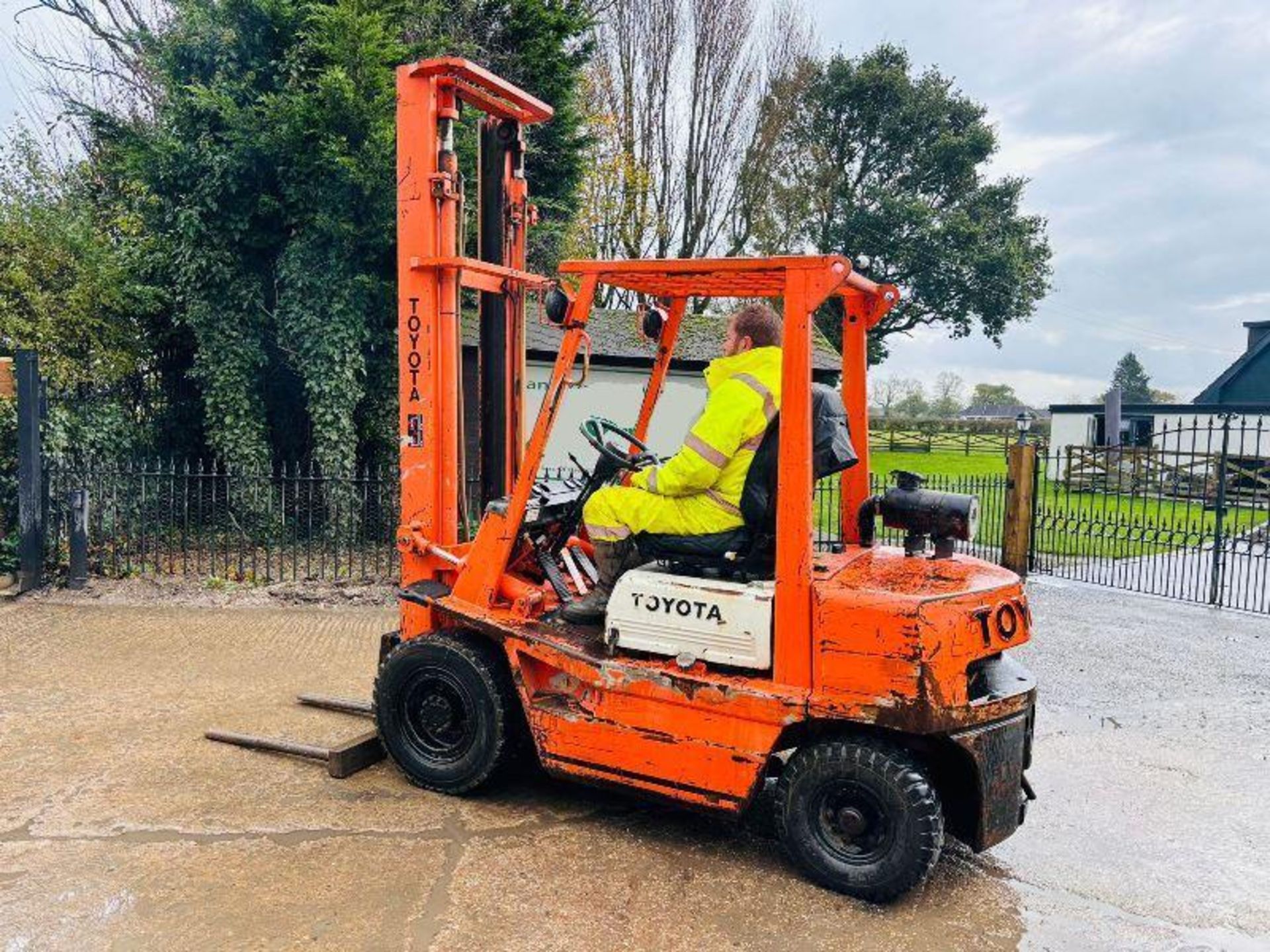 TOYOTA 4FD25 DIESEL FORKLIFT C/W 2 STAGE MAST  - Image 10 of 12