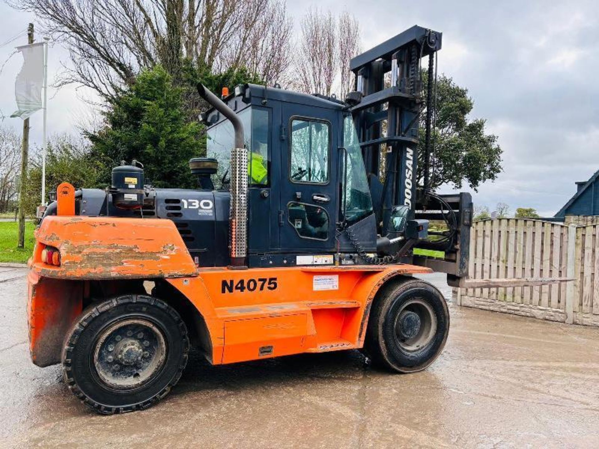 DOOSAN D130-5 DIESEL FORKLIFT *YEAR 2014* C/W TINE POSITIONER  - Image 2 of 19