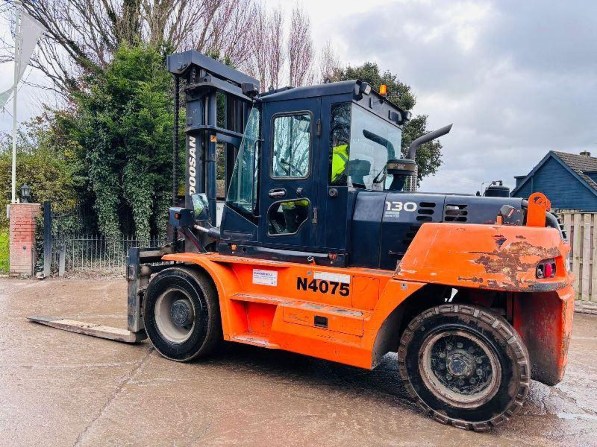 DOOSAN D130-5 DIESEL FORKLIFT *YEAR 2014* C/W TINE POSITIONER  - Image 16 of 19