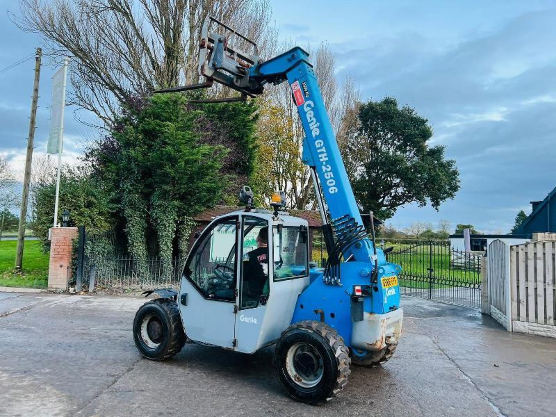 GENIE GTH-2506 4WD TELEHANDLER C/W PALLET TINES. - Image 3 of 15