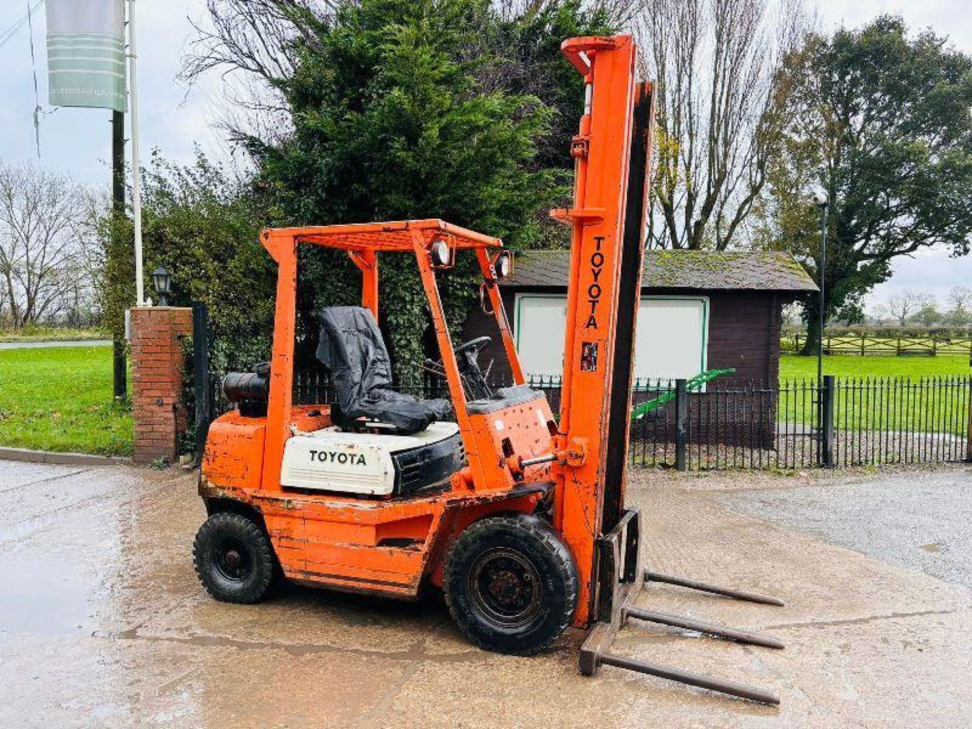 TOYOTA 4FD25 DIESEL FORKLIFT C/W 2 STAGE MAST  - Image 3 of 12