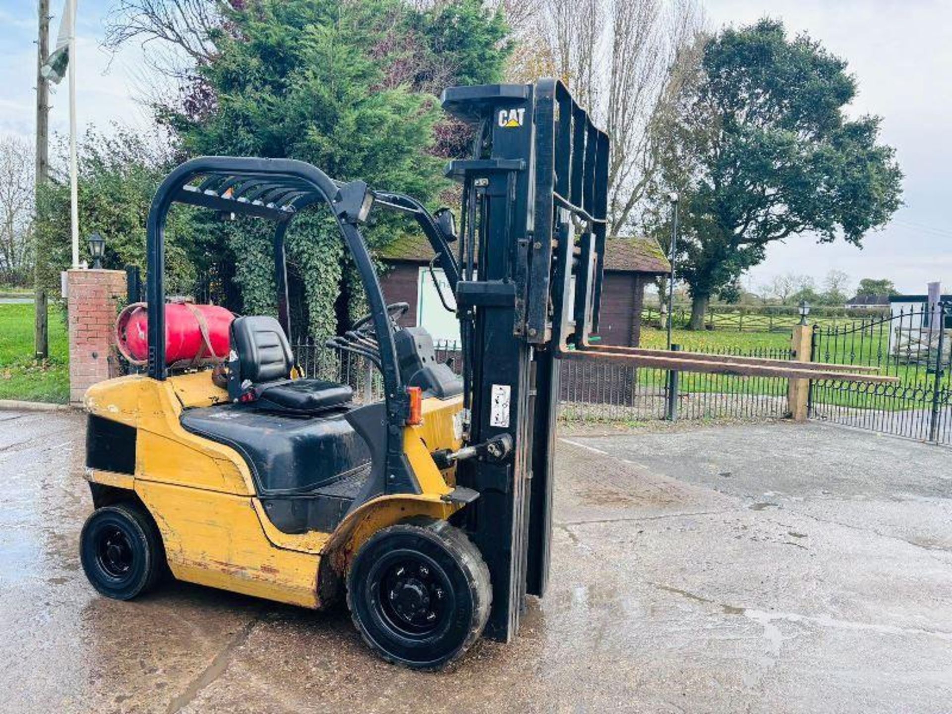 CATERPILLAR GR25N CONTAINER SPEC FORKLIFT C/W 3 STAGE MAST - Image 14 of 15