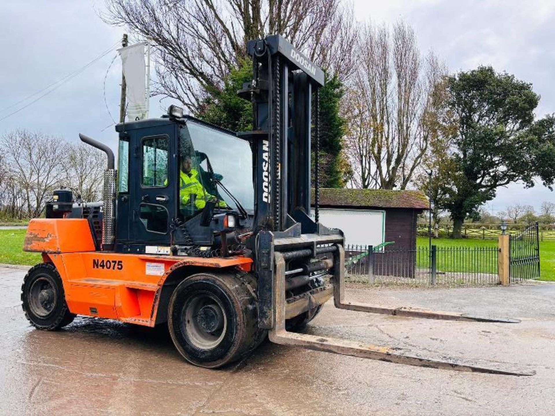 DOOSAN D130-5 DIESEL FORKLIFT *YEAR 2014* C/W TINE POSITIONER  - Image 5 of 19