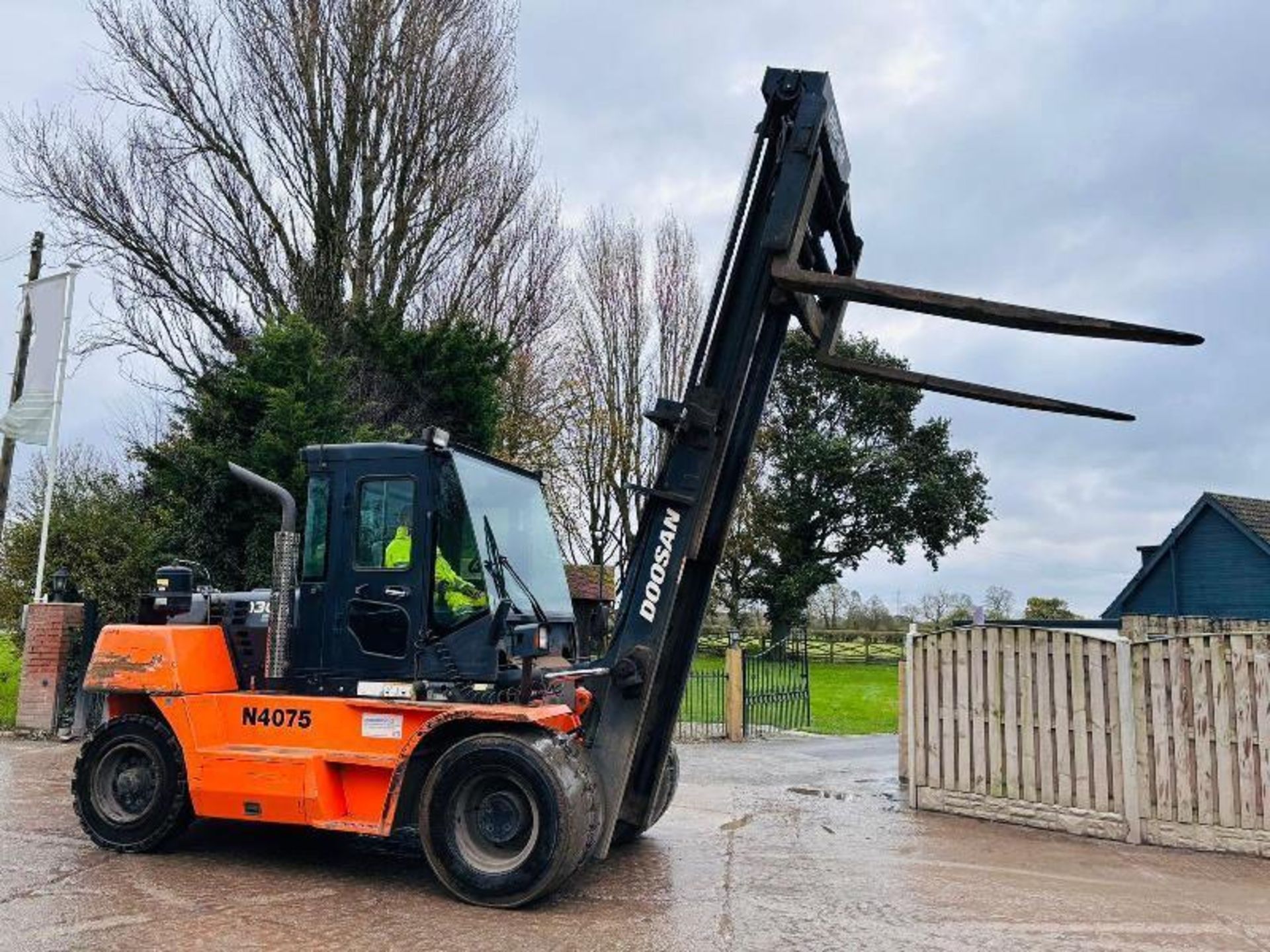 DOOSAN D130-5 DIESEL FORKLIFT *YEAR 2014* C/W TINE POSITIONER  - Image 17 of 19