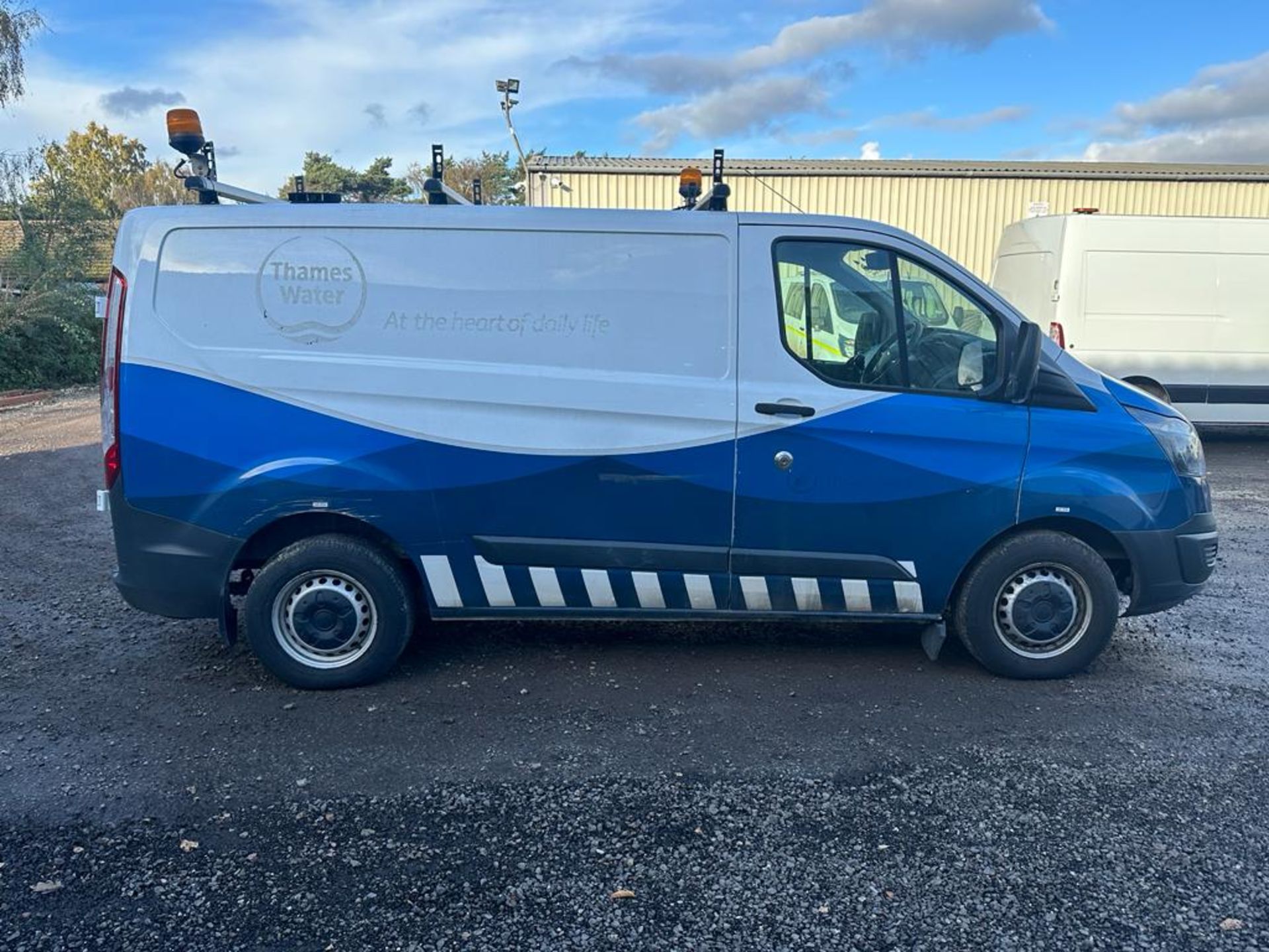 2015 15 FORD TRANSIT CUSTOM PANEL VAN - 29K MILES - EX WATER BOARD - AIR CON - SAT NAV - ROOF RACK - Image 3 of 9