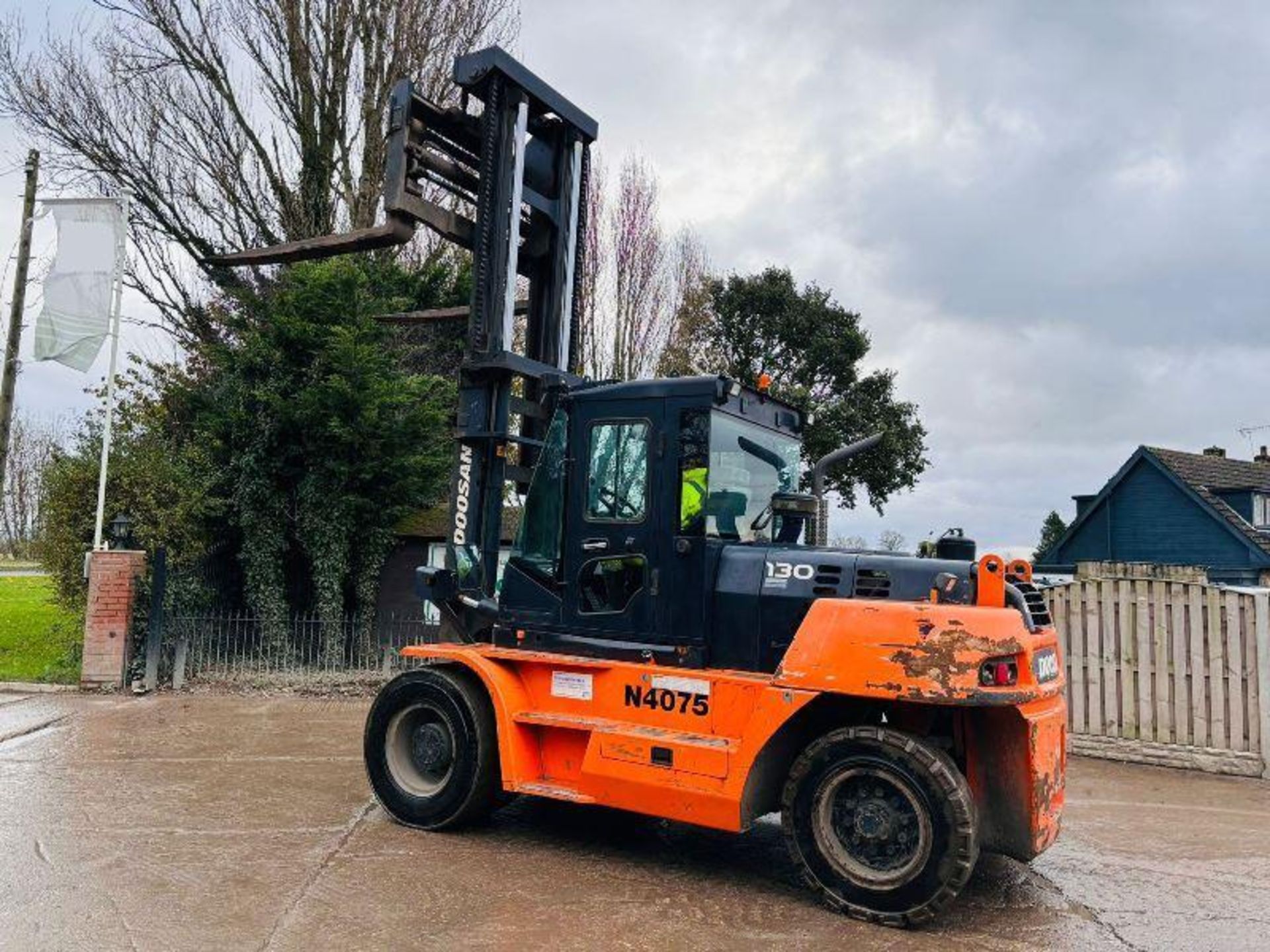 DOOSAN D130-5 DIESEL FORKLIFT *YEAR 2014* C/W TINE POSITIONER  - Image 19 of 19