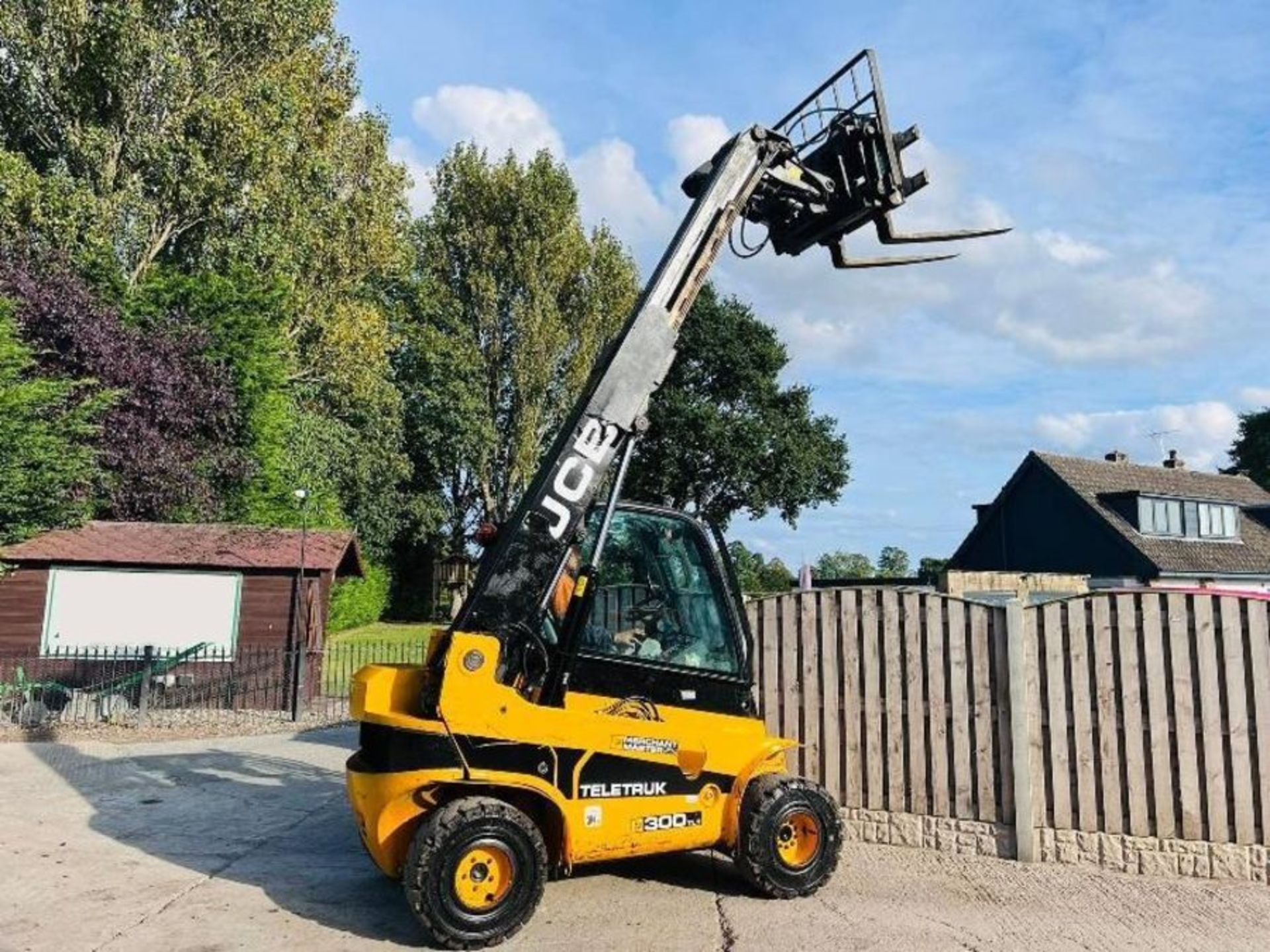 JCB TLT30D 4WD TELETRUCK C/W HYDRAULIC TURN TABLE & TINES - Image 7 of 14