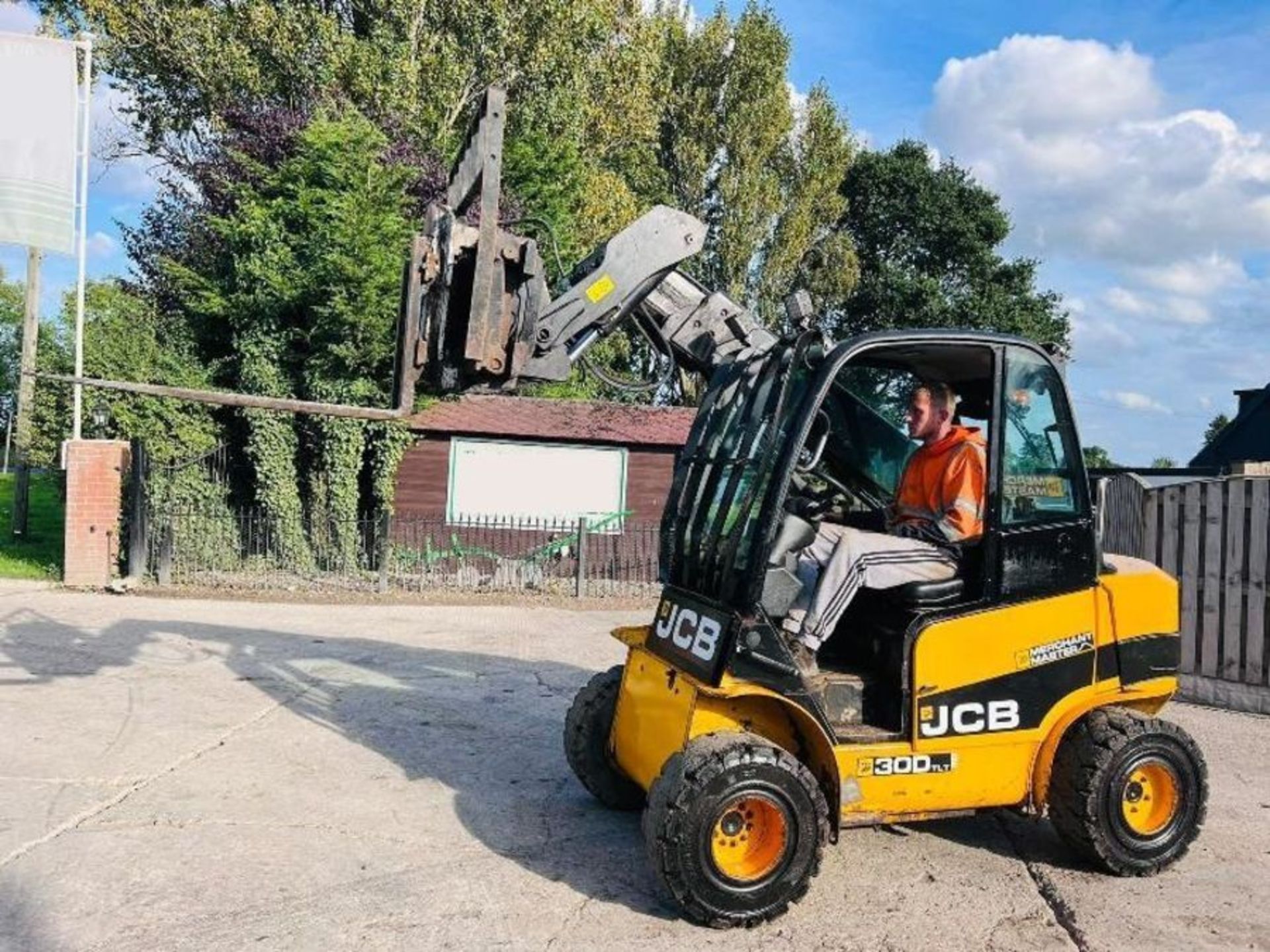 JCB TLT30D 4WD TELETRUCK C/W HYDRAULIC TURN TABLE & TINES - Image 4 of 14