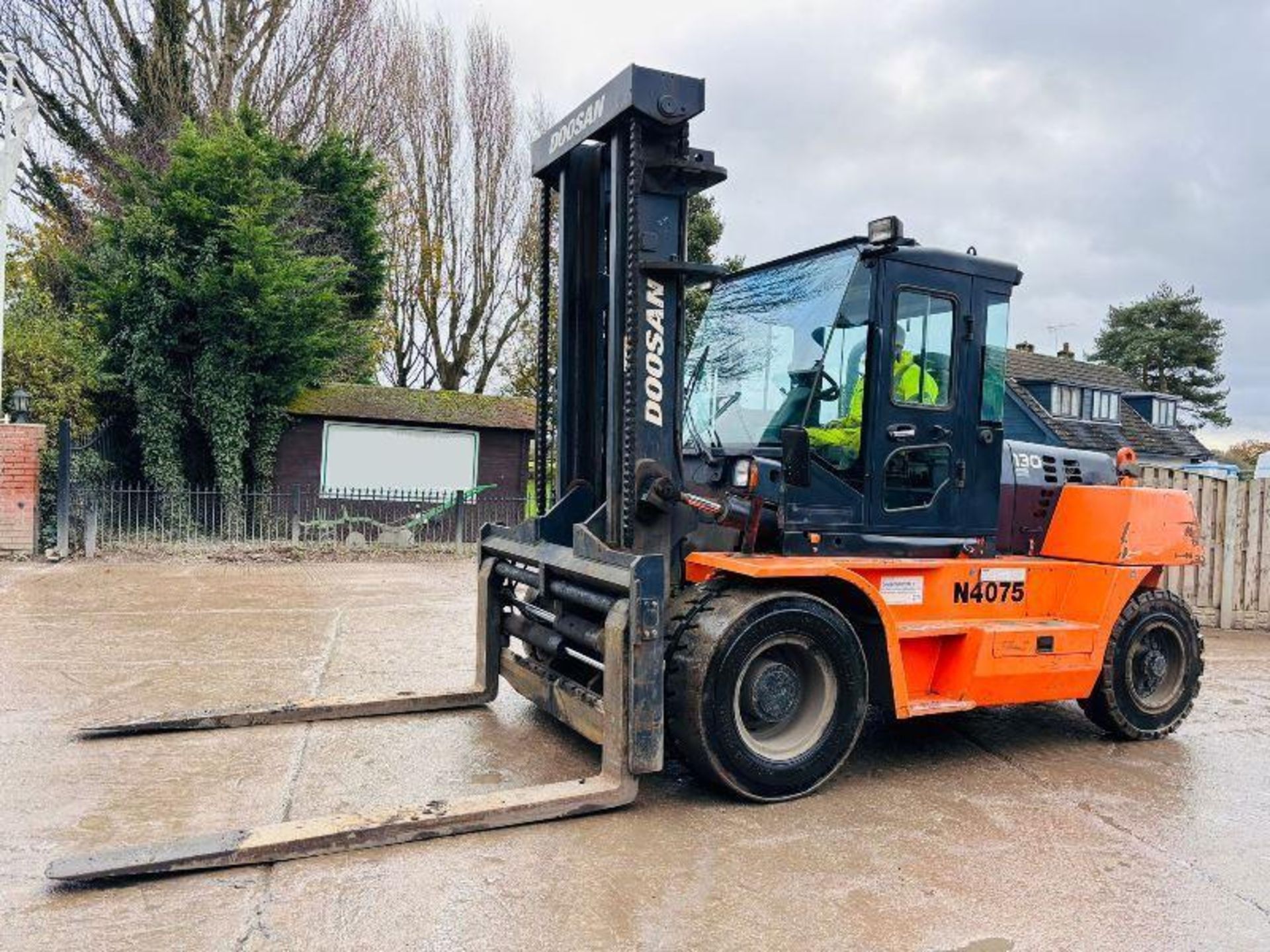 DOOSAN D130-5 DIESEL FORKLIFT *YEAR 2014* C/W TINE POSITIONER  - Image 3 of 19