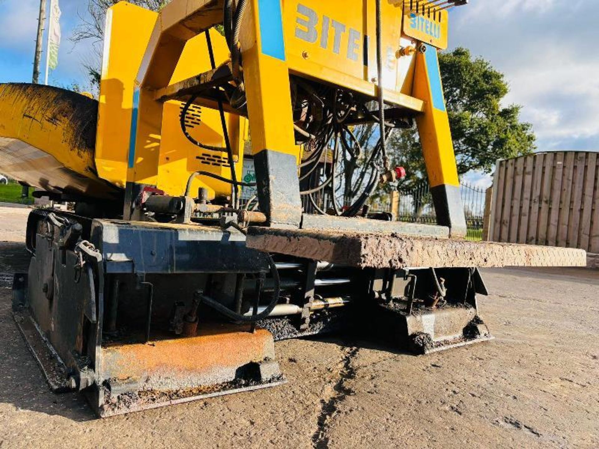 BITELLI BB611 TRACKED ASHPELT PAVER C/W 360 DEGREE SLEW HOPPER - Image 7 of 17