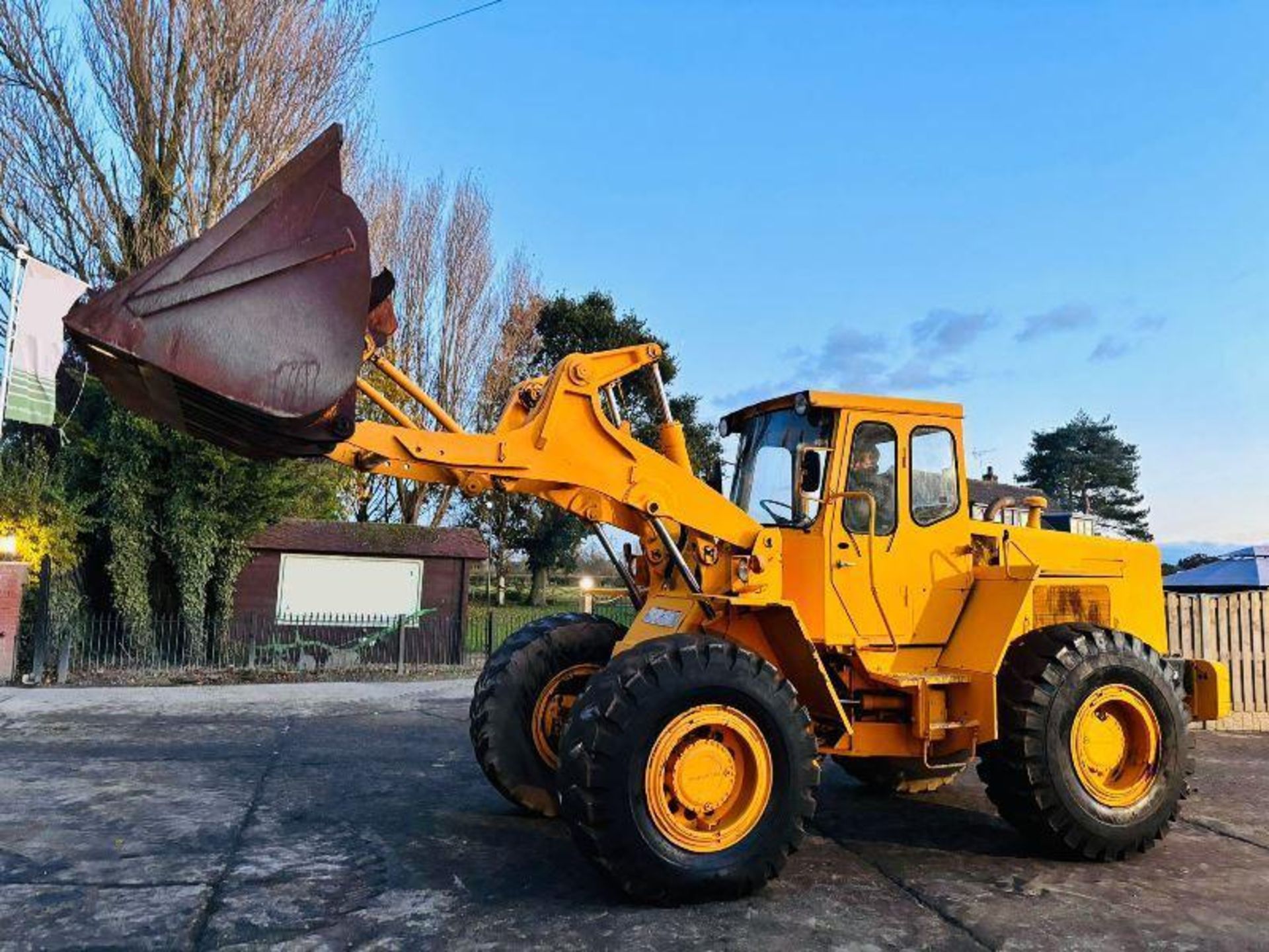 VOLVO LM846 4WD LOADING SHOVEL C/W BUCKET - Image 4 of 17