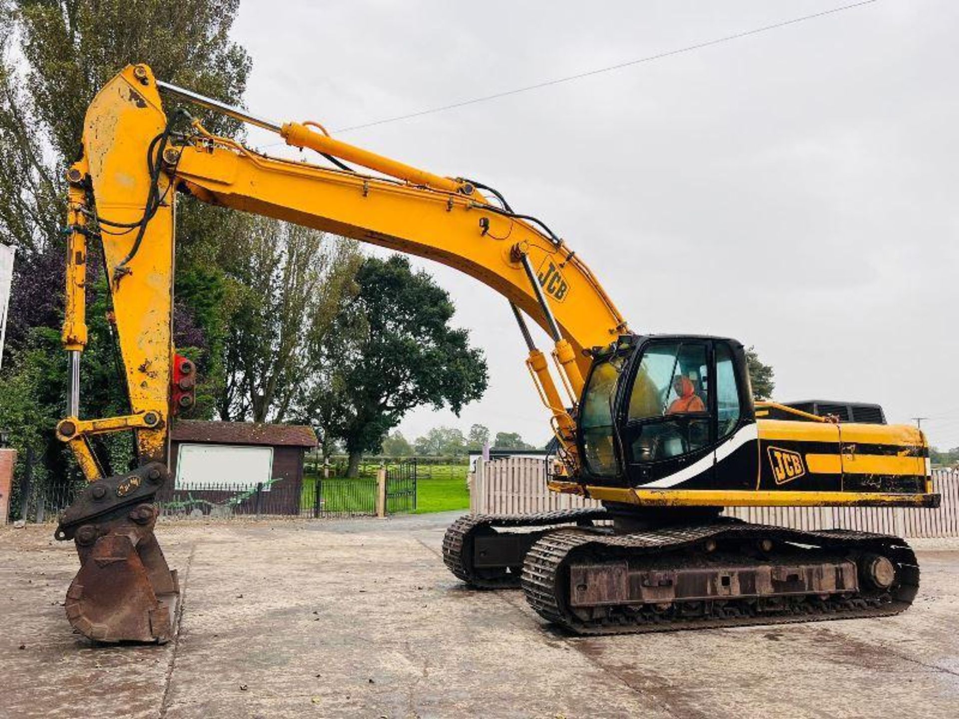 JCB JS330 TRACKED EXCAVATOR C/W QUICK HITCH AND BUCKET