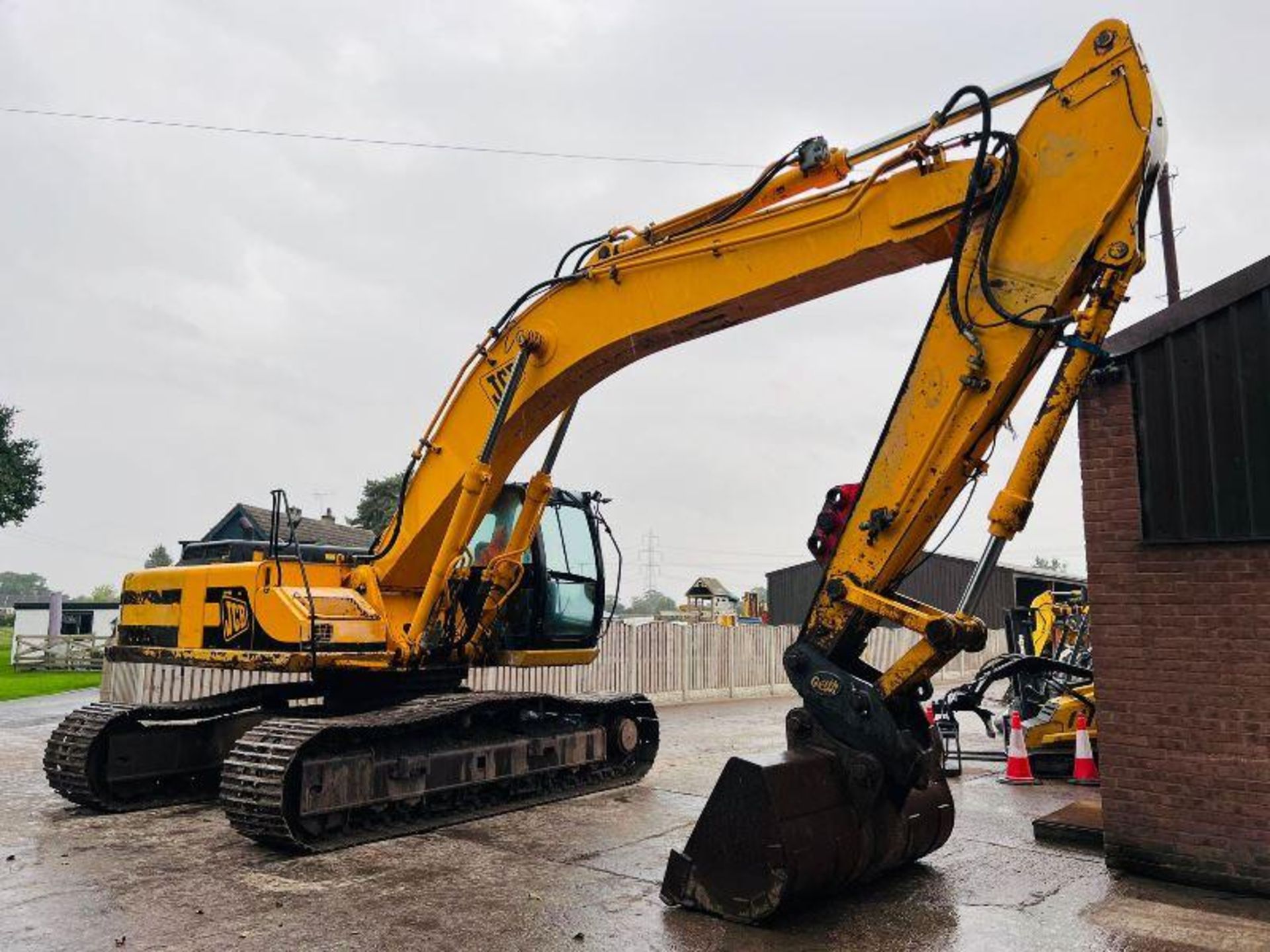 JCB JS330 TRACKED EXCAVATOR C/W QUICK HITCH AND BUCKET - Image 8 of 16