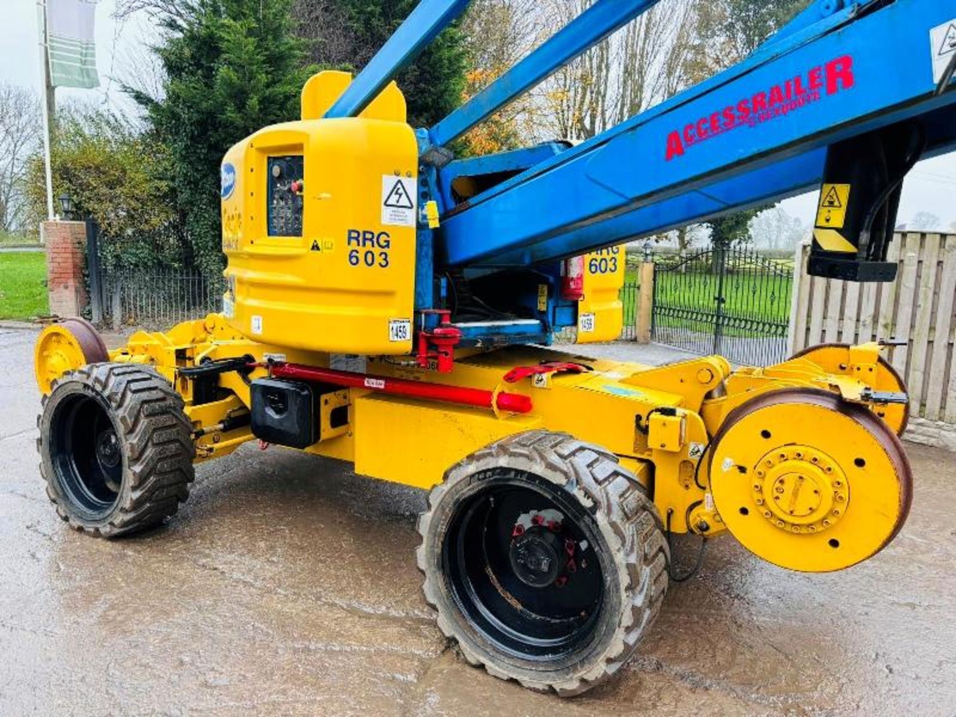 GENIE Z-60/34 4WD ARTICULATED RAIL ROAD BOOM LIFT *20.3 METERS* REMOTE CONTROL DRIVE - Image 7 of 15