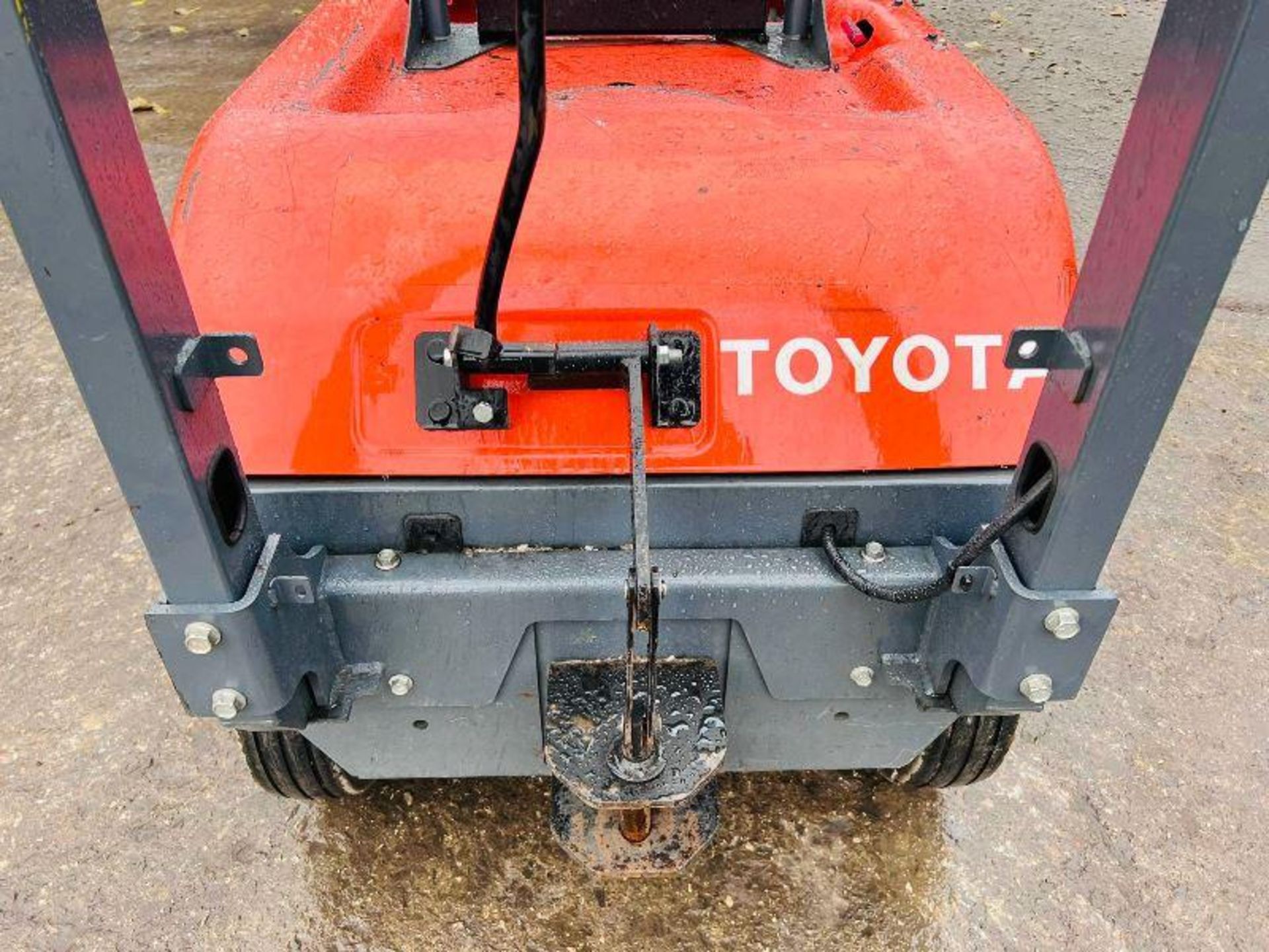 TOYOTA 4CBTY2 ELECTRIC TOW TUG *YEAR 2011* C/W ROLE BAR - Image 8 of 9