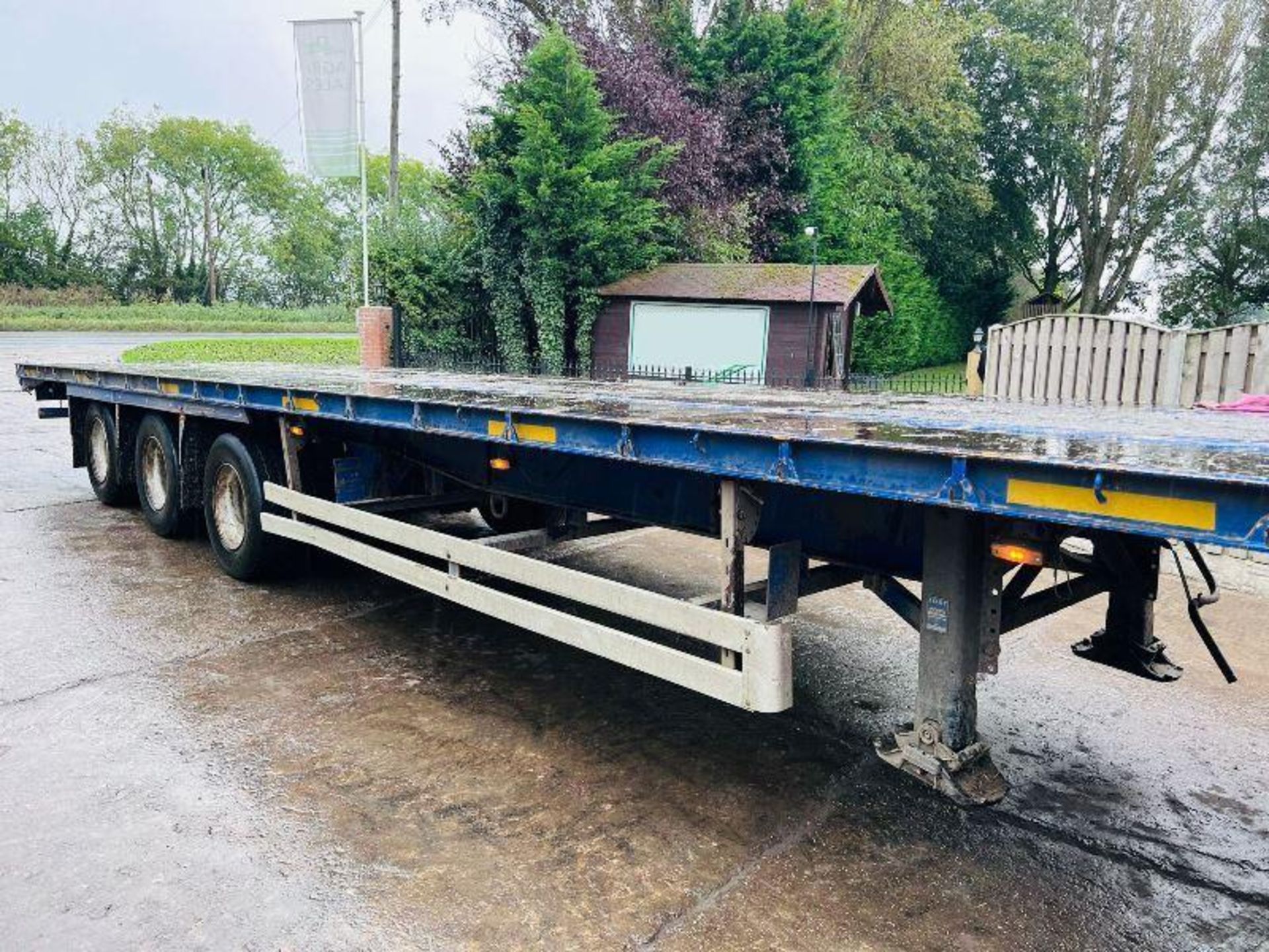 SDC 45 FOOT TRI-AXLE CONSTRUCTION SPEC FLAT BED TRAILER - Image 13 of 14
