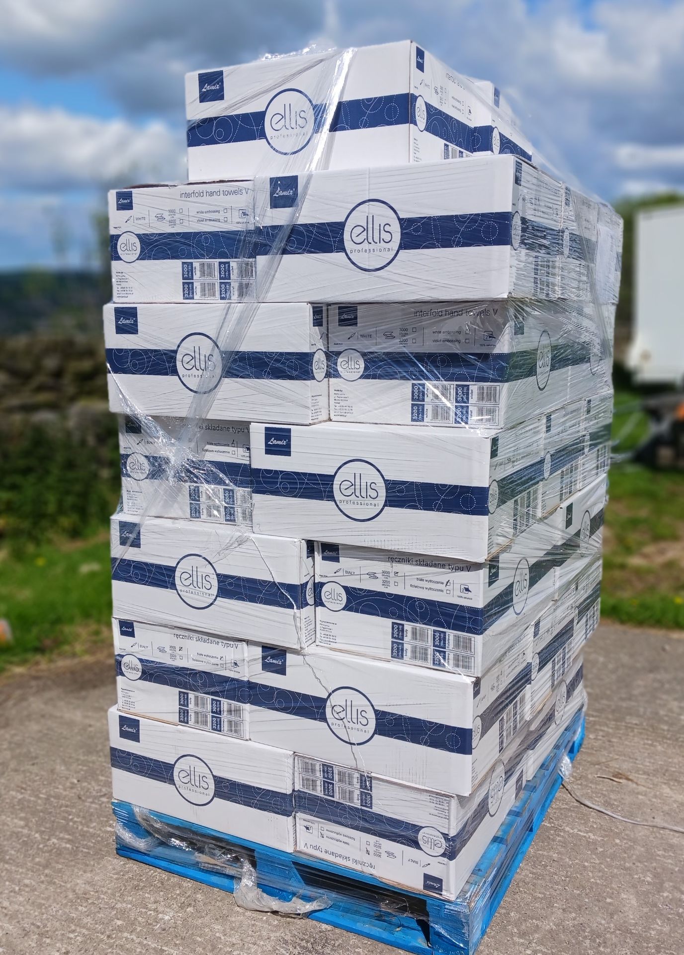 1 X PALLET OF 36 BOXES OF 3000 PAPER TOWELS - RRP OVER £1380 PLUS VAT