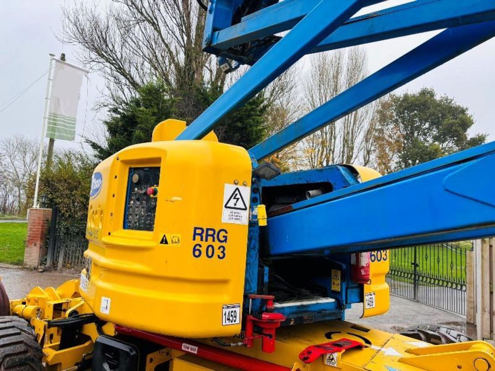 GENIE Z-60/34 4WD ARTICULATED RAIL ROAD BOOM LIFT *20.3 METERS* REMOTE CONTROL DRIVE - Image 2 of 15