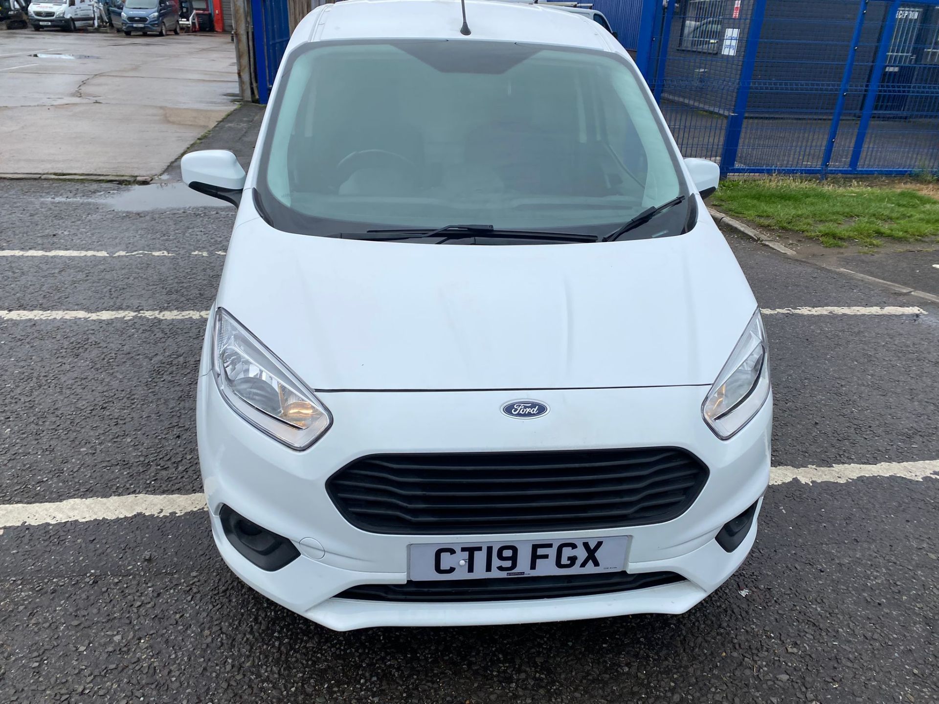 2019 19 FORD TRANSIT COURIER LIMITED PANEL VAN - ALLOY WHEELS - AIR CON - EURO 6. - Image 2 of 10