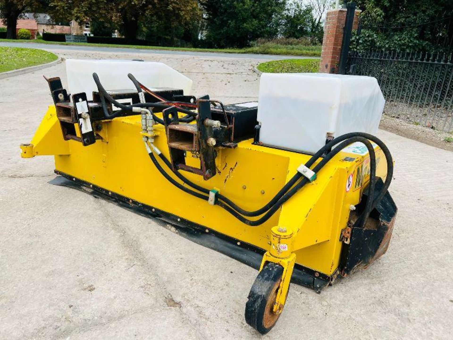 MULTISWEEP 425 HYDRAULIC SWEEPER *YEAR 2012* C/W TINE POSITIONING