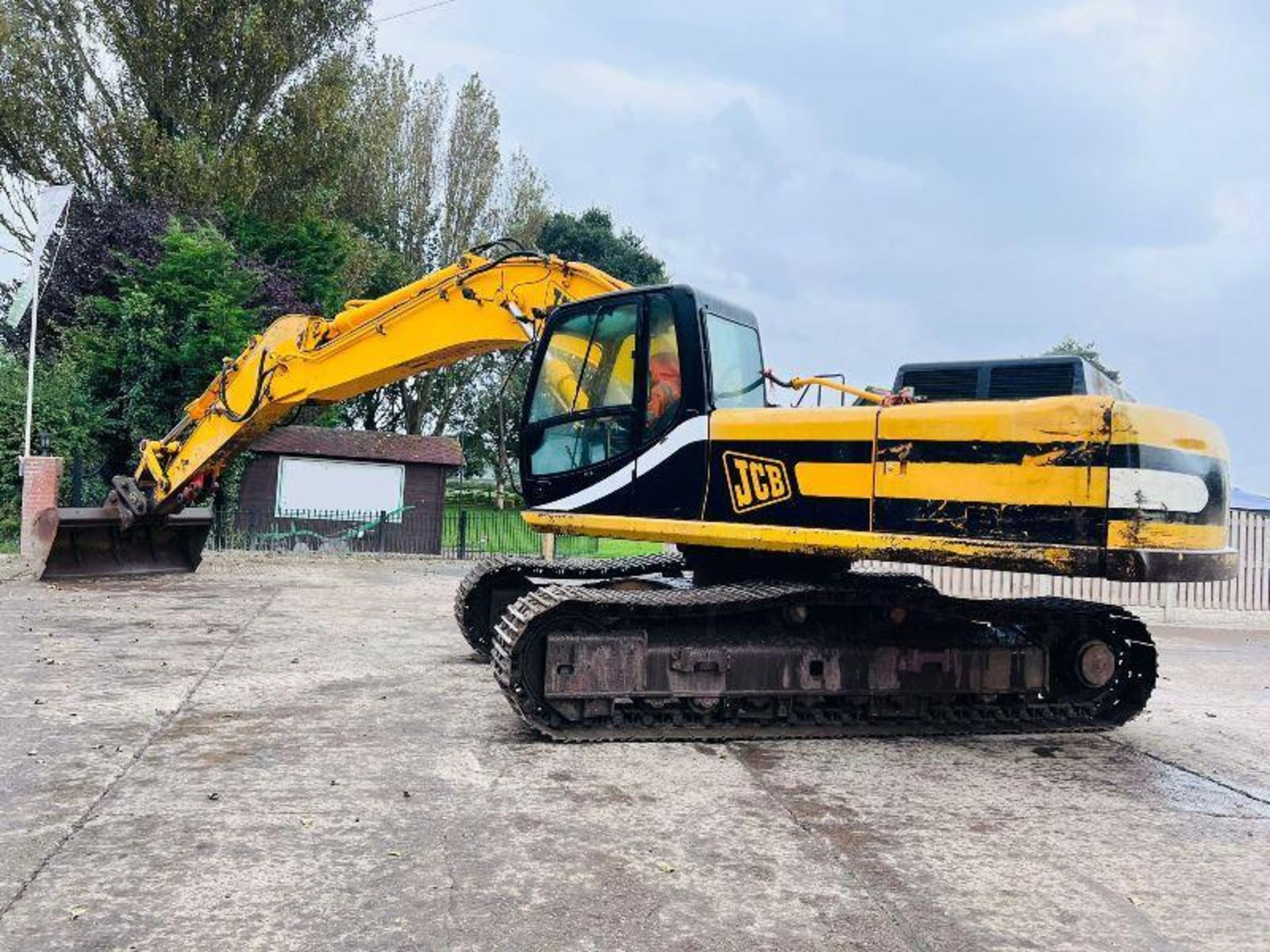 JCB JS330 TRACKED EXCAVATOR C/W QUICK HITCH AND BUCKET - Image 2 of 16