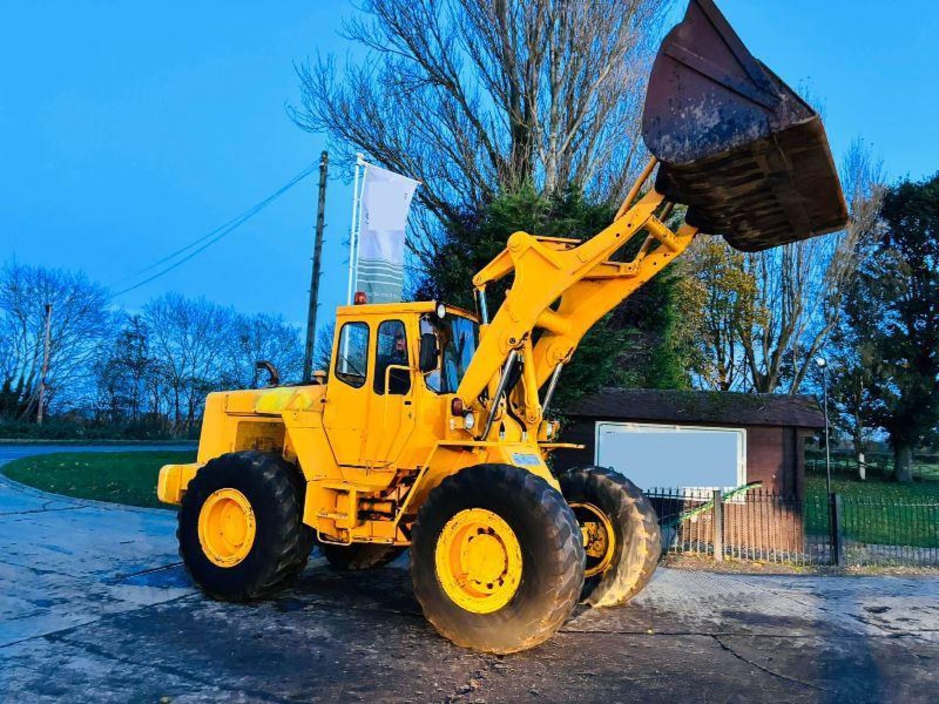 VOLVO LM846 4WD LOADING SHOVEL C/W BUCKET - Image 2 of 17