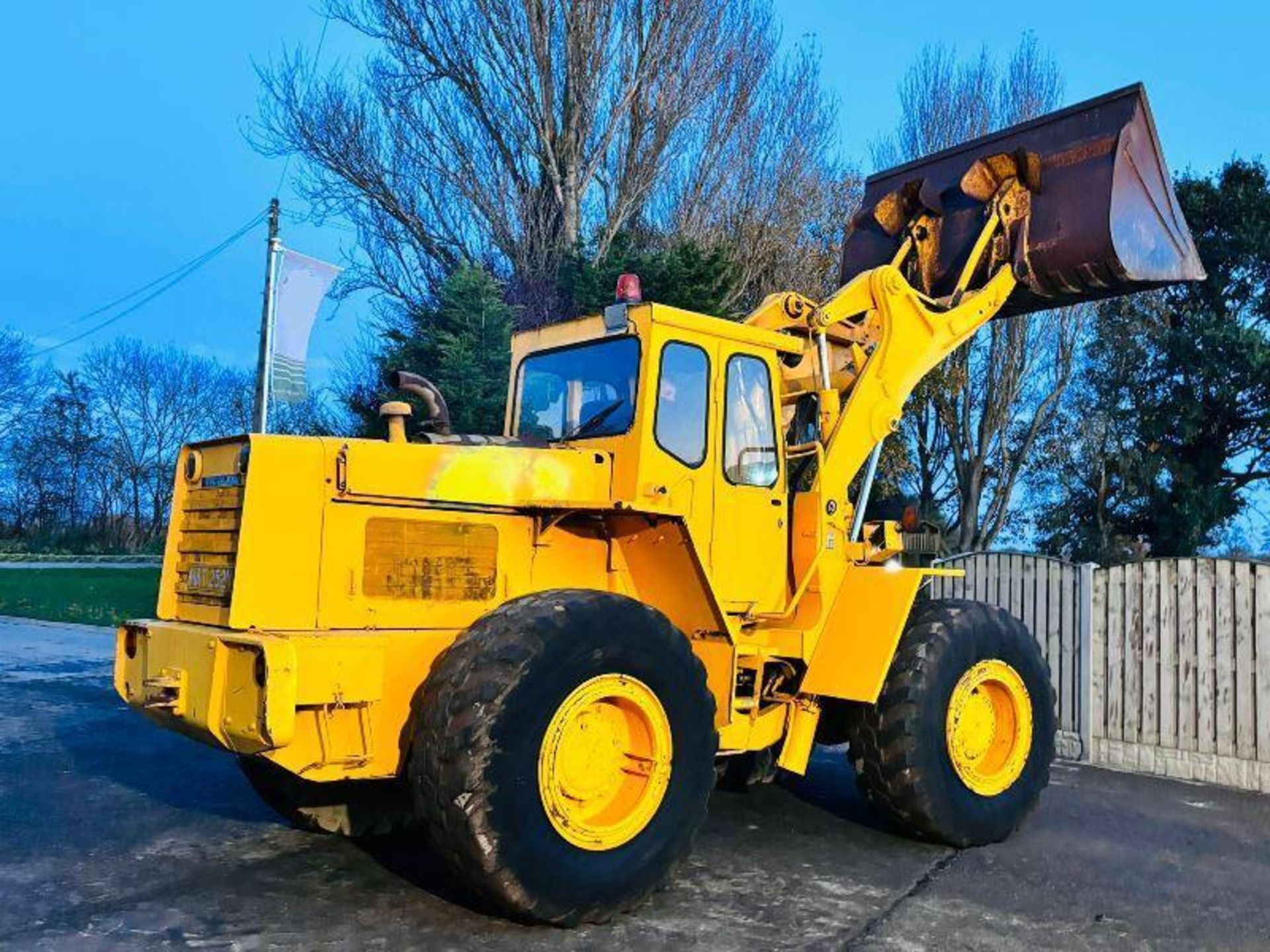 VOLVO LM846 4WD LOADING SHOVEL C/W BUCKET - Image 3 of 17