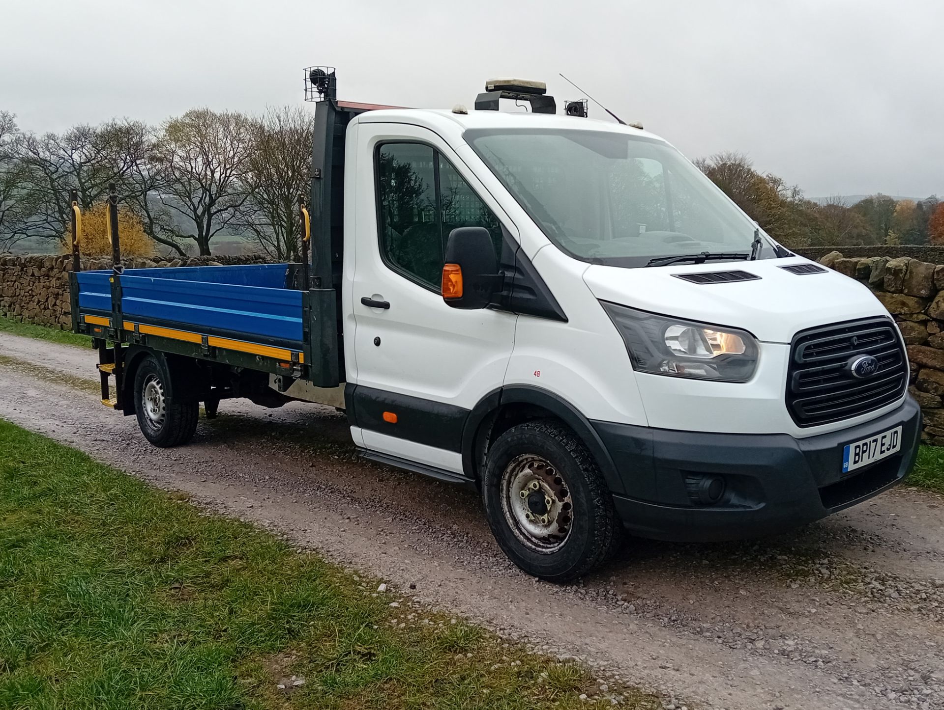 2017 FORD TRANSIT 2.0 ECOBLUE DROPSIDE - 159,000 MILES - EURO 6 - JUST SERVICED - TOW BAR. - Image 2 of 8