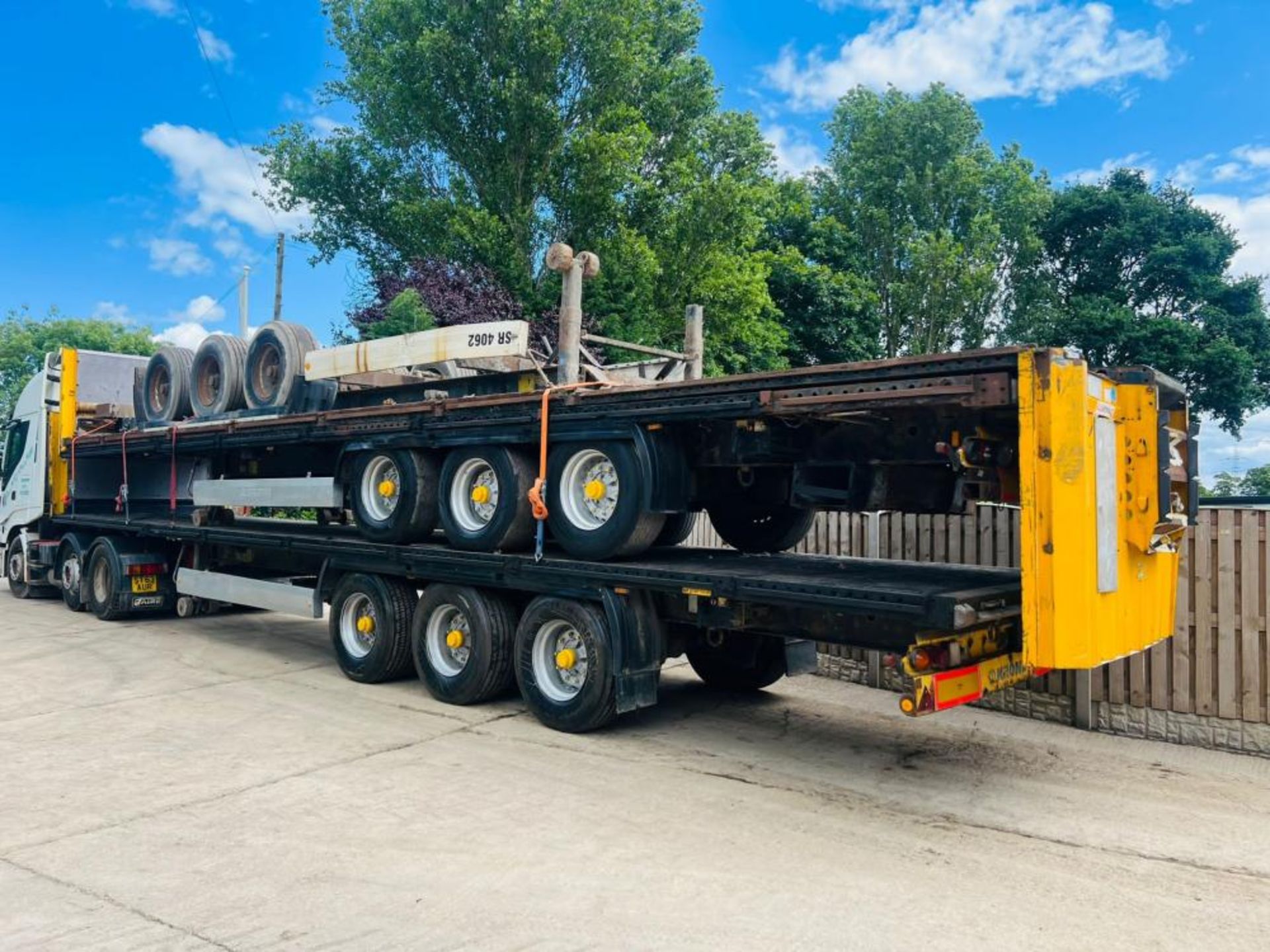 KRONE SDP 27 TRI-AXLE FLAT BED TRAILER * 1 X STACK OF 3 TRAILERS * - Image 2 of 12