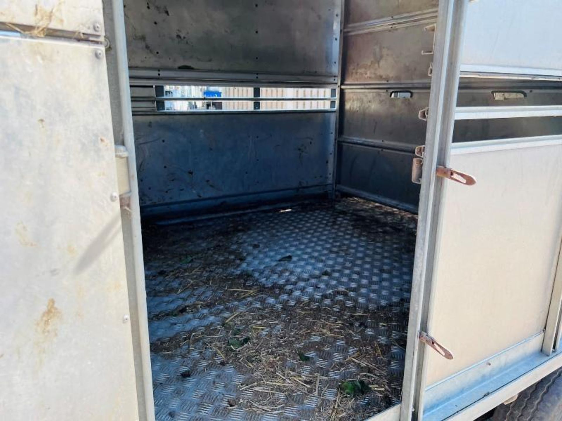 IFOR WILLIAMS TWIN AXLE CATTLE BOX C/W PARTIONING - Image 4 of 9