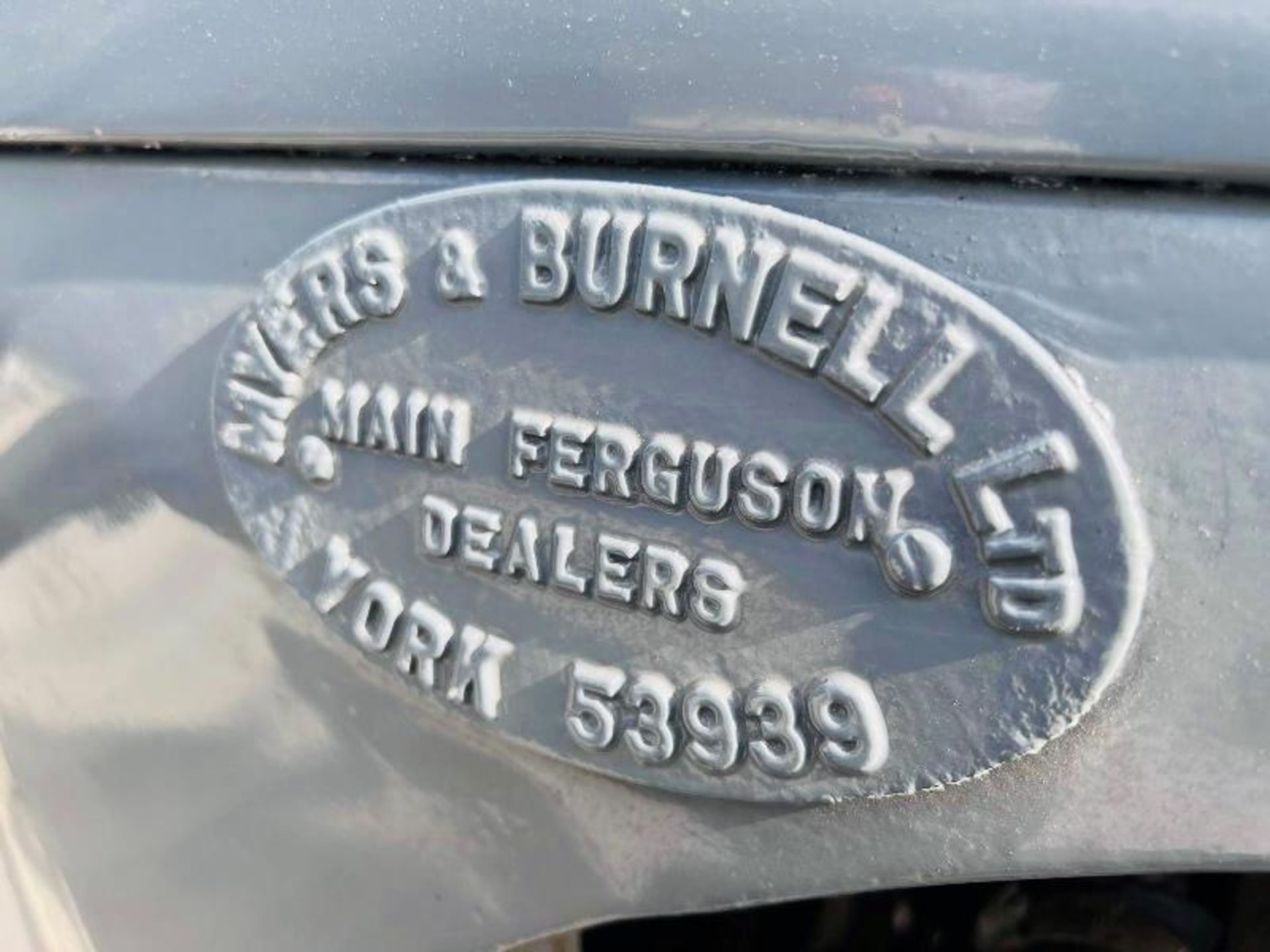 GREY FERGUSON DIESEL 2WD TRACTOR C/W FRONT LOADER, BUCKET & TIPPING TRAILER - Image 15 of 19