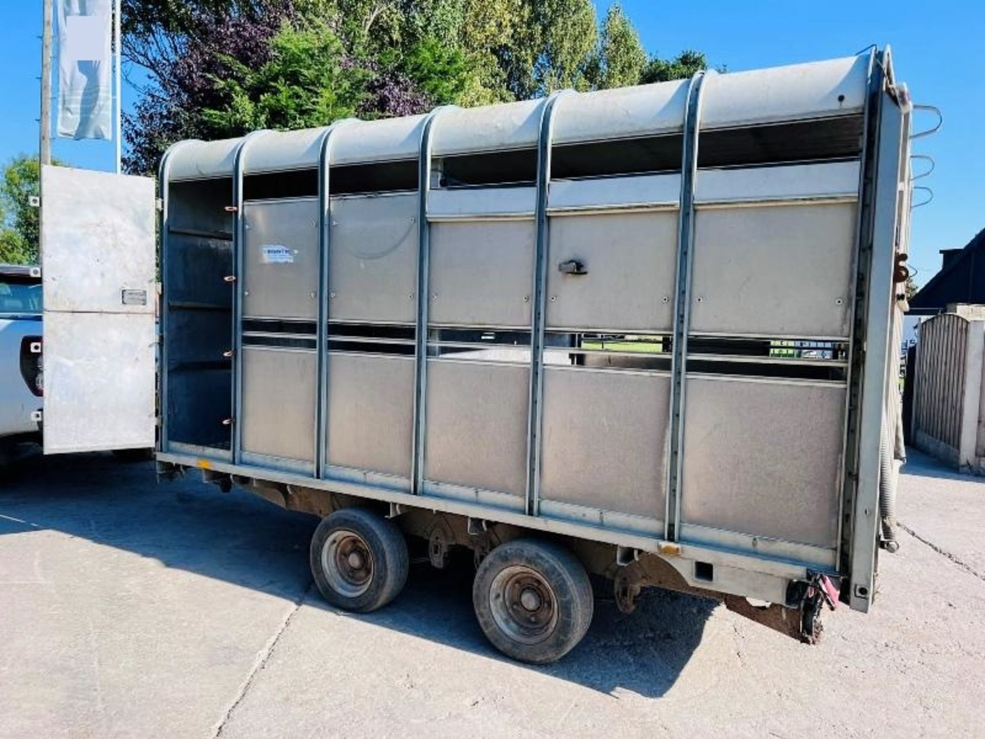 IFOR WILLIAMS TWIN AXLE CATTLE BOX C/W PARTIONING - Image 9 of 9