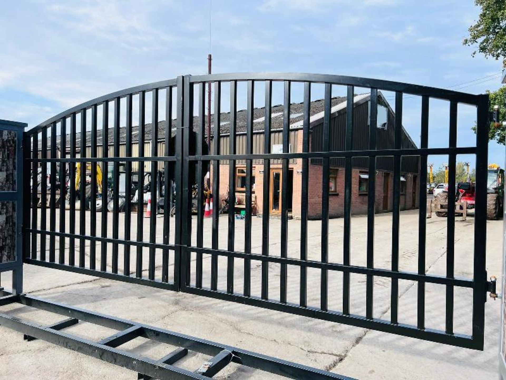 BRAND NEW STEEL TWIN OPENING STEEL GATE'S *15FT X 6FT 2 INCH* - Image 5 of 9