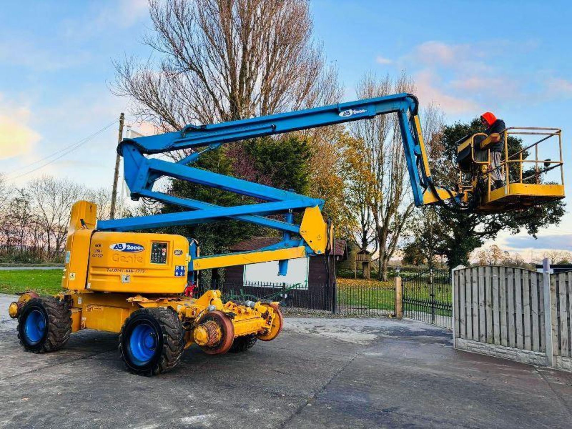 GENIE Z-60/34 4WD ARTICULATED RAIL ROAD BOOM LIFT * 20.3 METER REACH * - Image 14 of 15