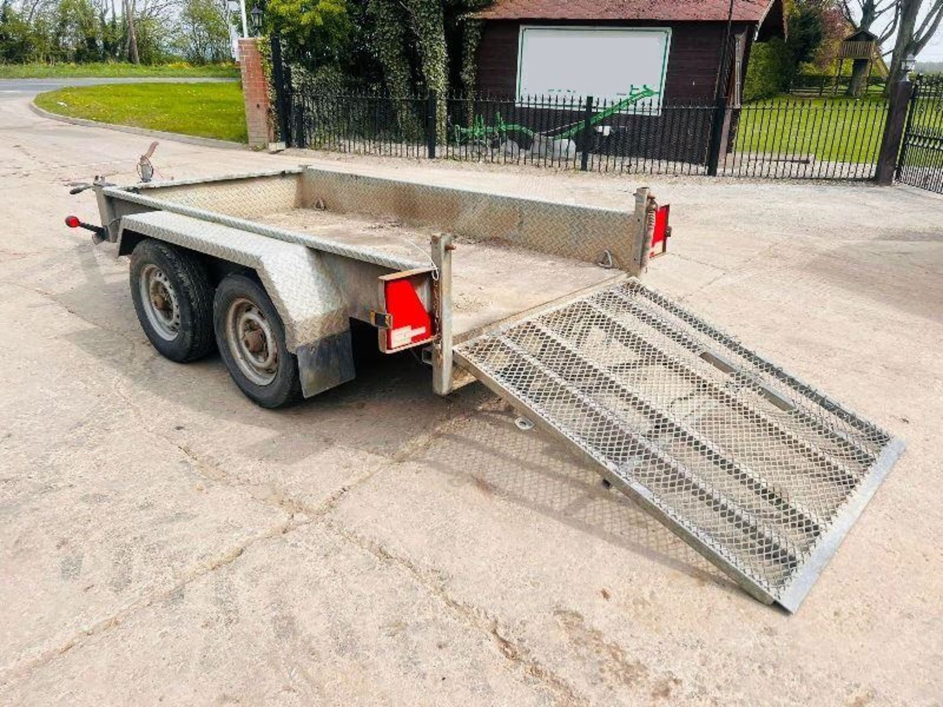 INDESPENSION TWIN AXLE 8FT X 4FT PLANT TRAILER *YEAR 2007* C/W LOADING RAMP - Image 2 of 11