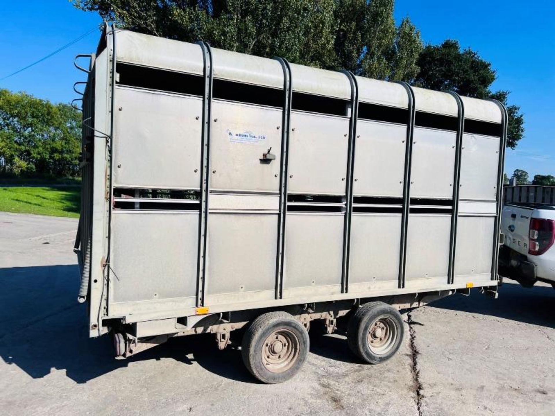 IFOR WILLIAMS TWIN AXLE CATTLE BOX C/W PARTIONING - Image 2 of 9
