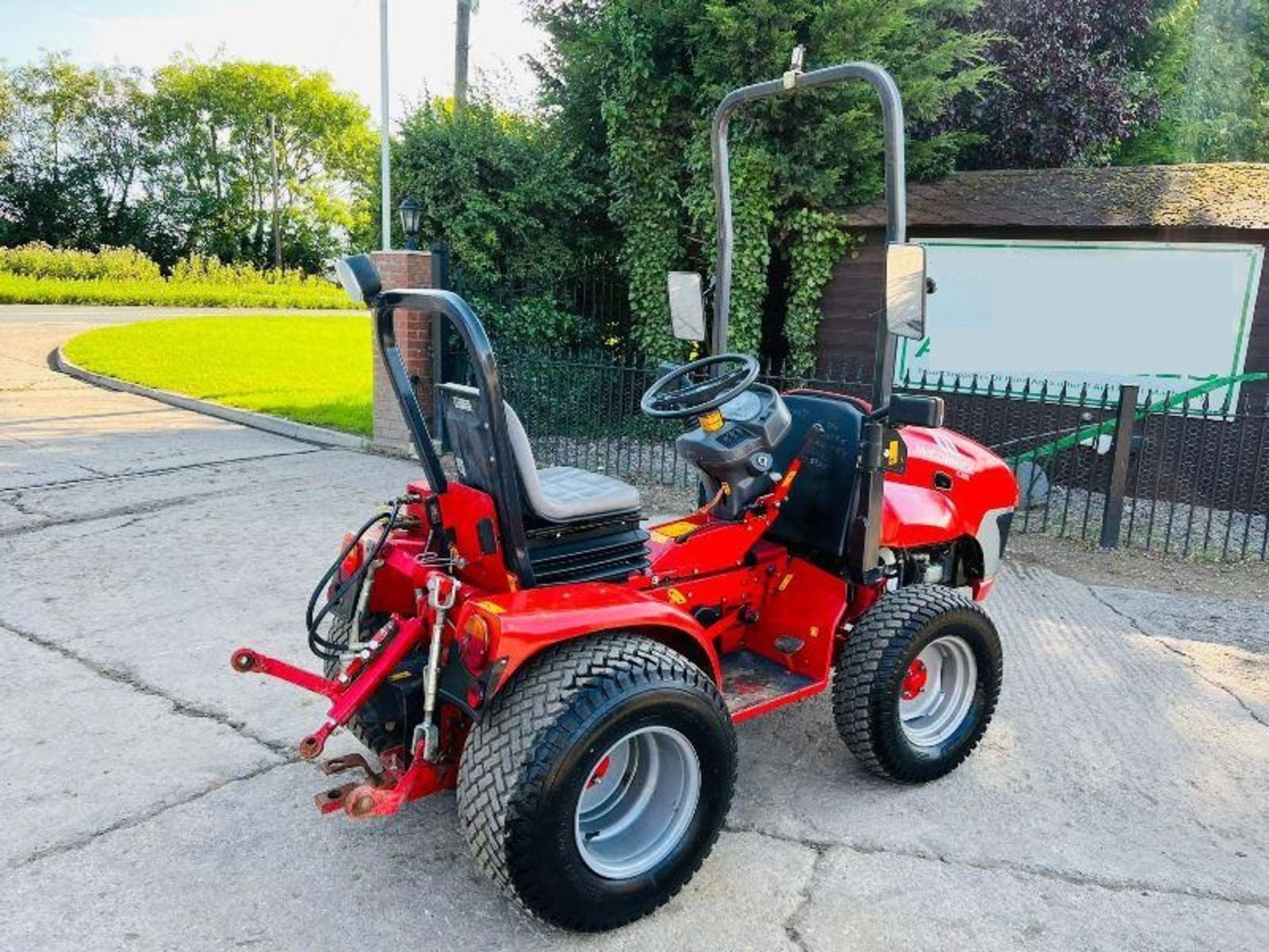 MCCORMICK G30R 4WD COMPACT TRACTOR *1368 HOURS* C/W REVERSE DRIVE - Image 9 of 12