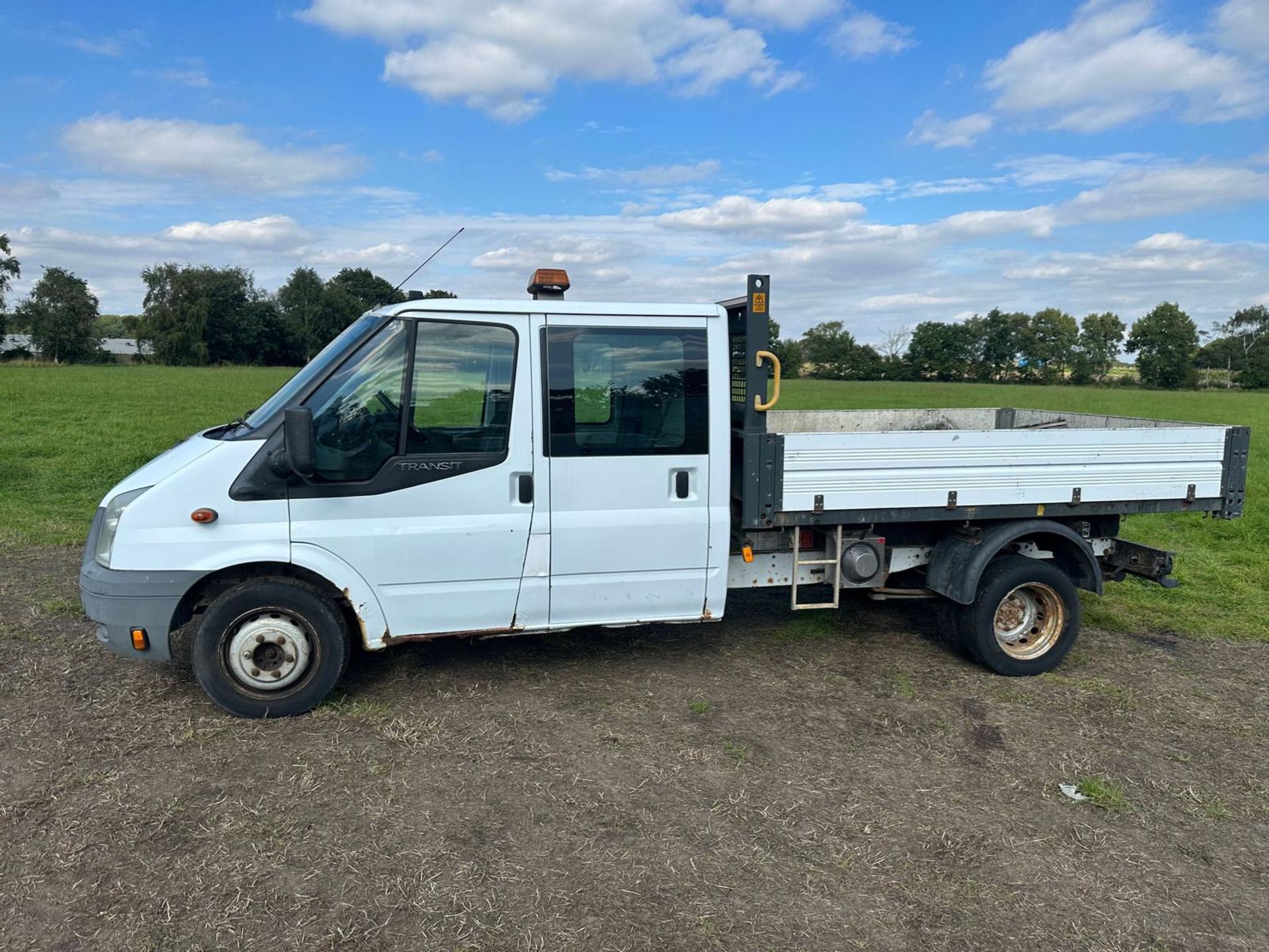 2009 59 FORD TRANSIT CREW CAB TIPPER - STARTS AND RUNS BUT DOESN’T DRIVE - REAR AXLE FAULTY - Image 5 of 10
