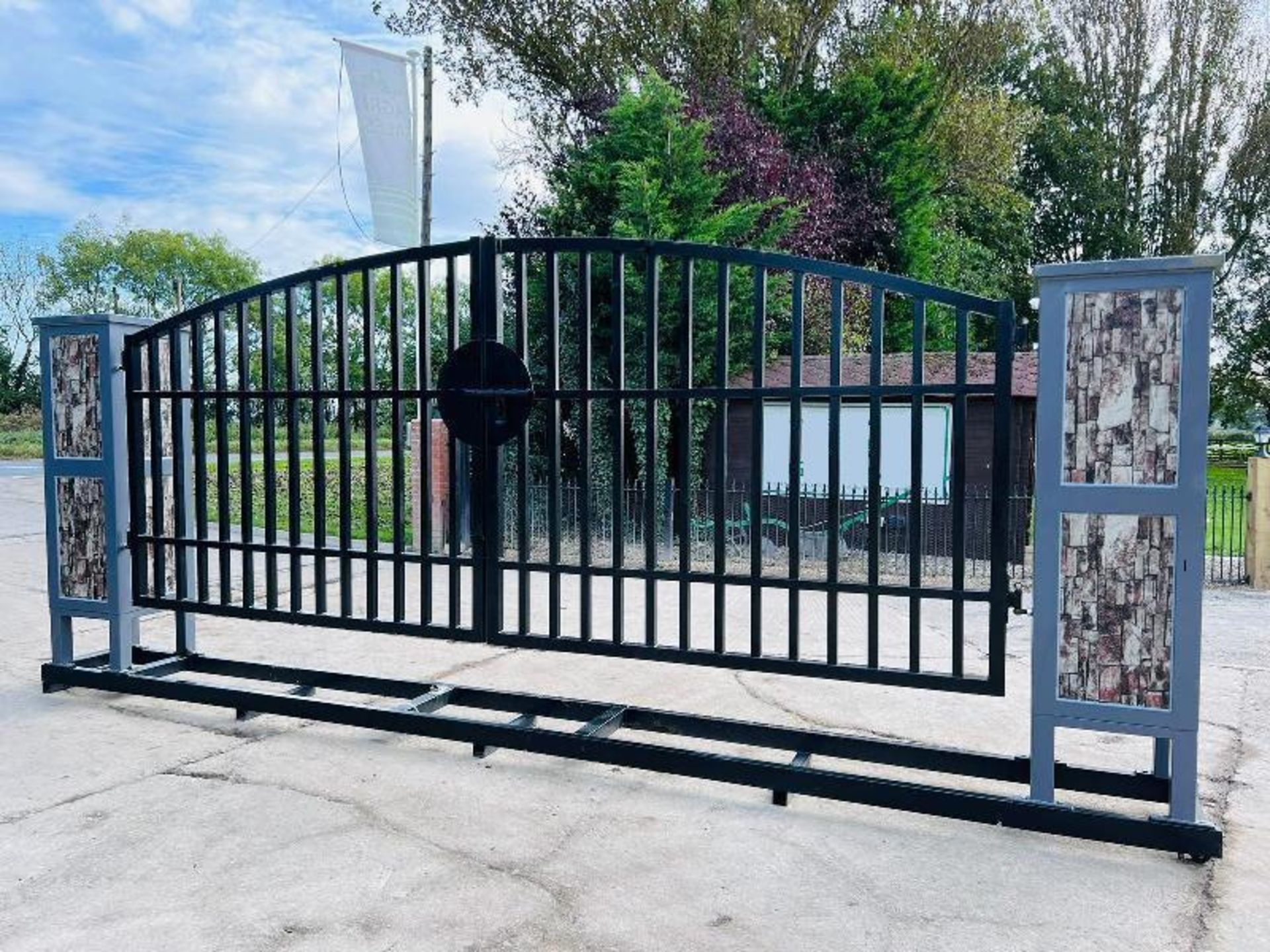 BRAND NEW STEEL TWIN OPENING STEEL GATE'S *15FT X 6FT 2 INCH* - Image 2 of 9
