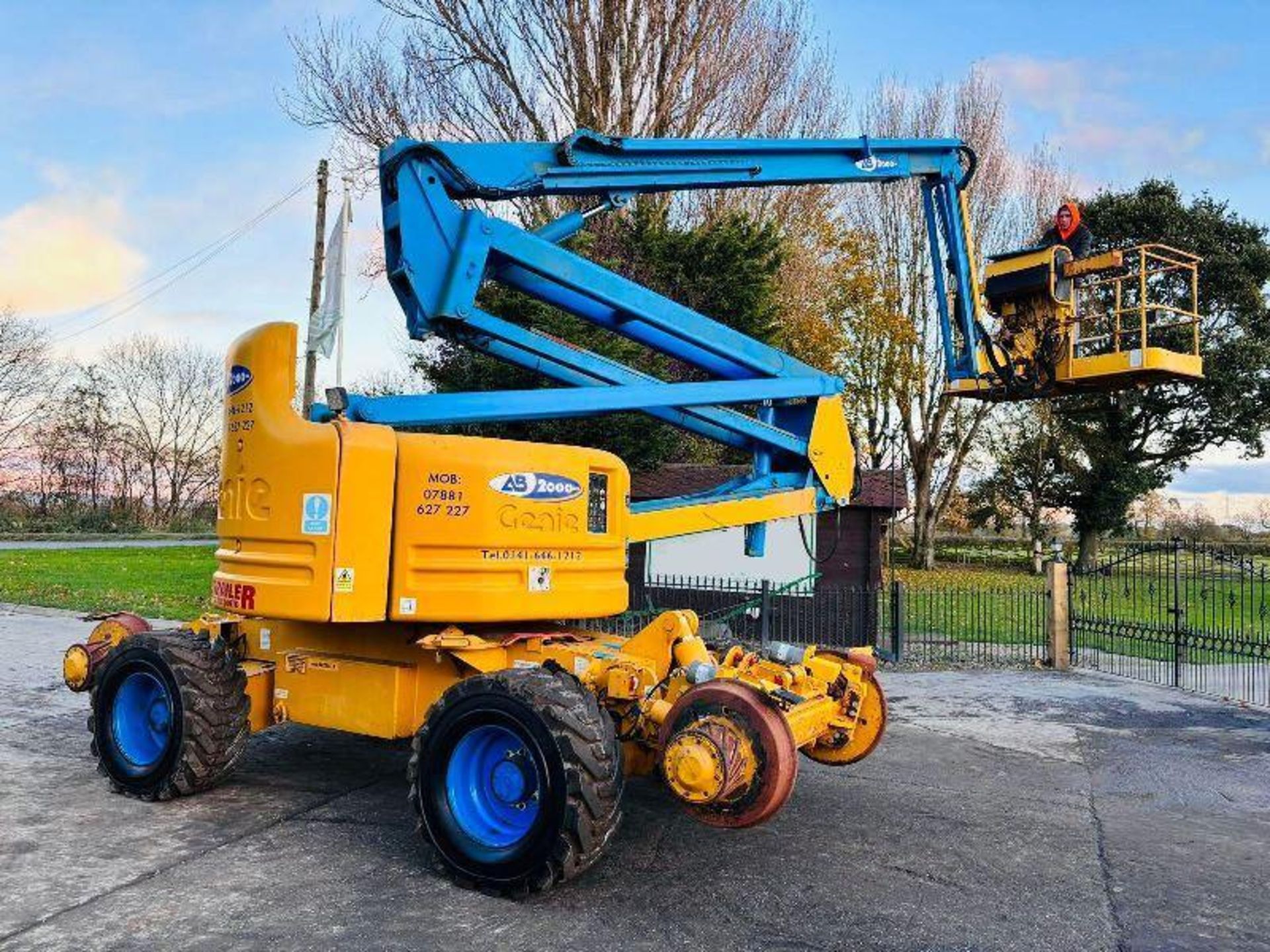 GENIE Z-60/34 4WD ARTICULATED RAIL ROAD BOOM LIFT * 20.3 METER REACH * - Image 12 of 15