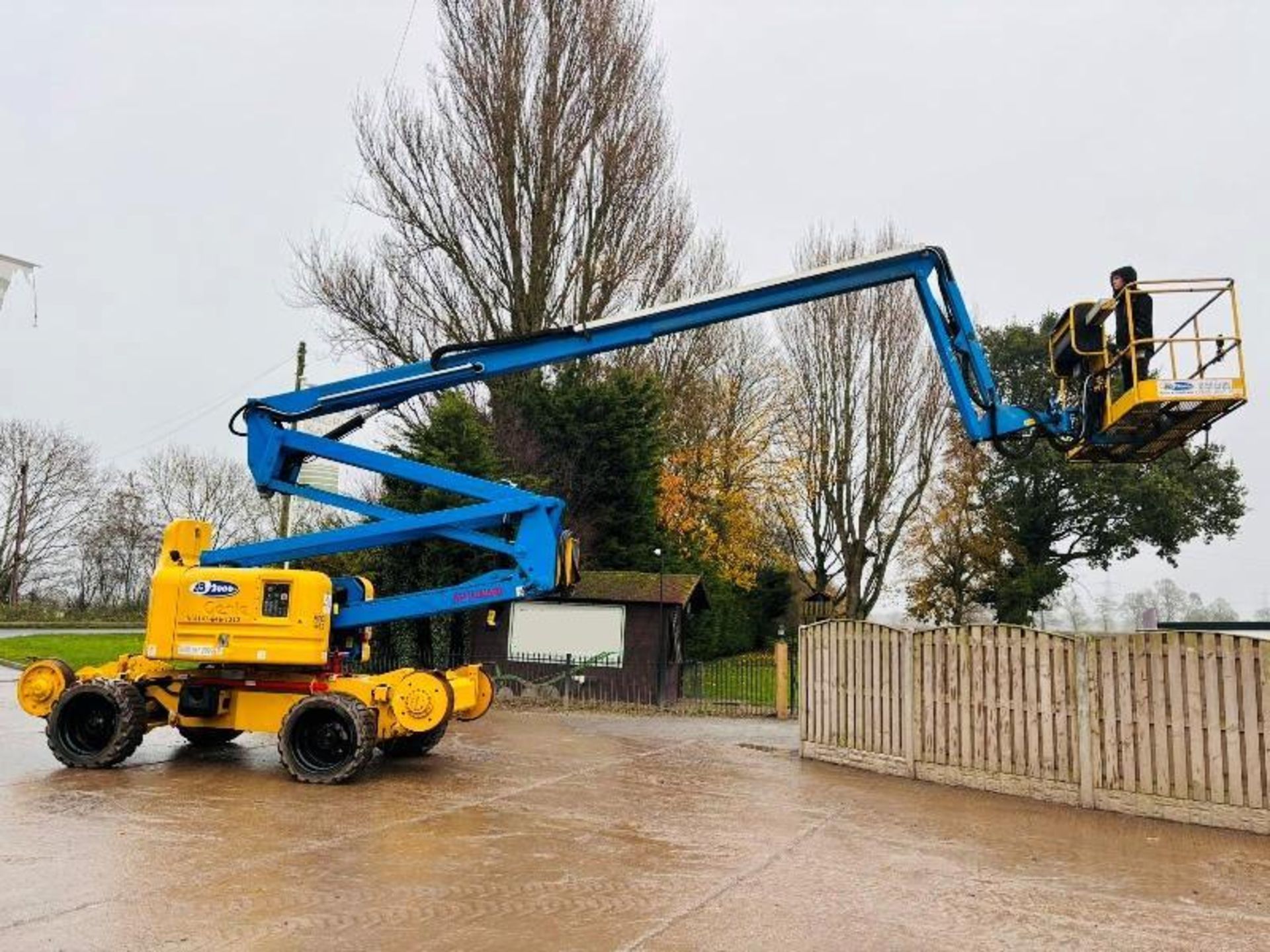 GENIE Z-60/34 4WD ARTICULATED RAIL ROAD BOOM LIFT *20.3 METERS* REMOTE CONTROL DRIVE - Image 14 of 15