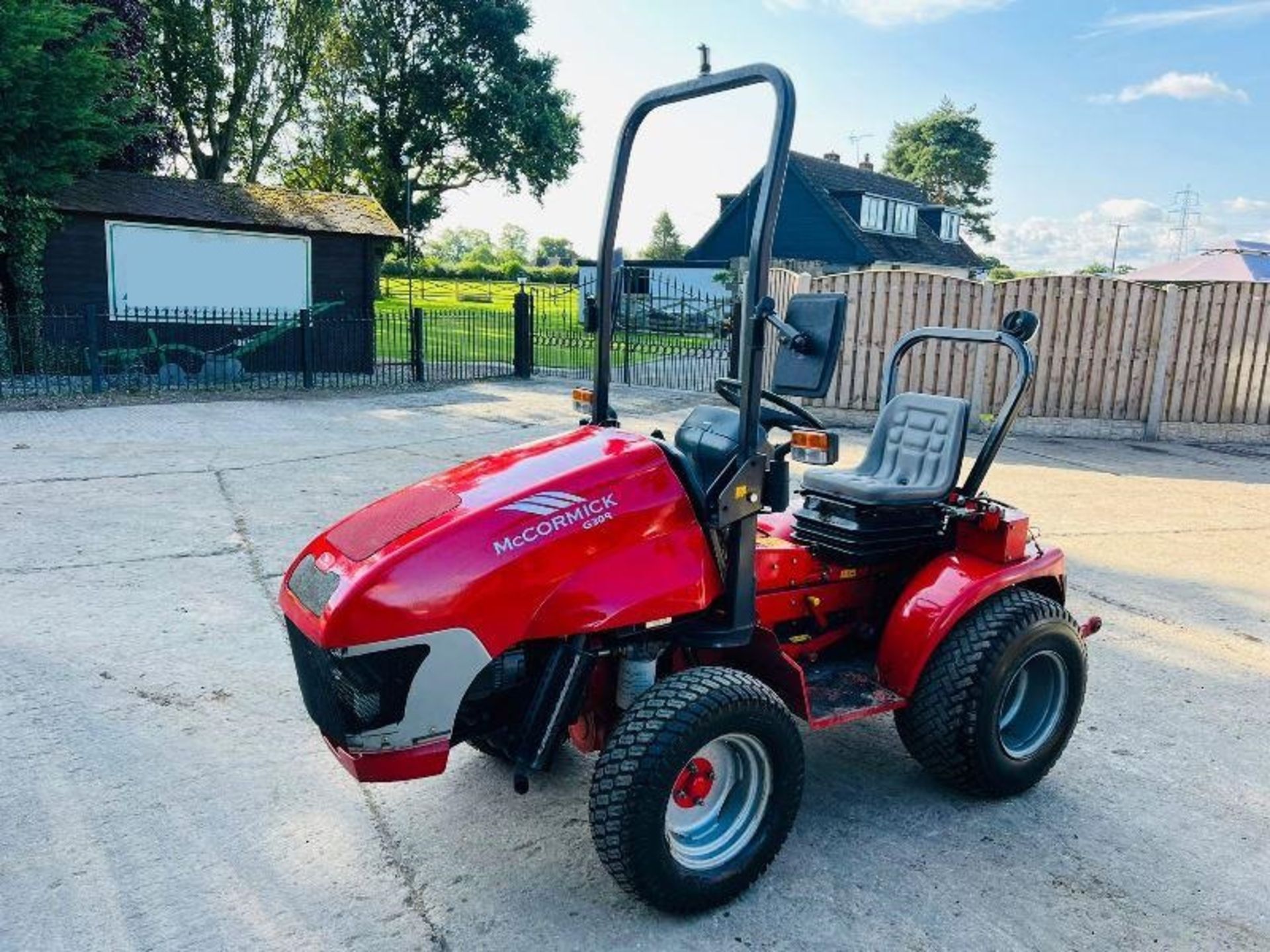 MCCORMICK G30R 4WD COMPACT TRACTOR *1368 HOURS* C/W REVERSE DRIVE - Image 3 of 12