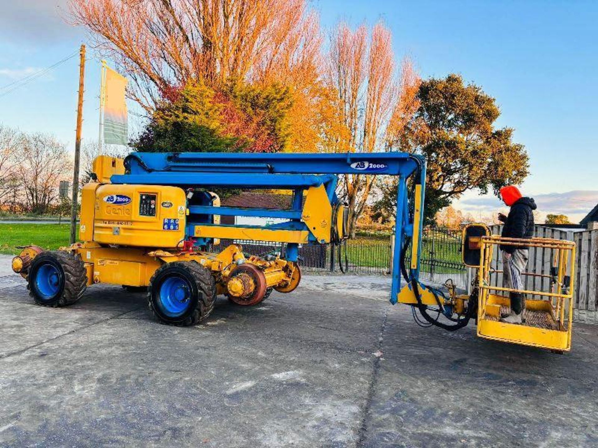GENIE Z-60/34 4WD ARTICULATED RAIL ROAD BOOM LIFT * 20.3 METER REACH * - Image 4 of 15