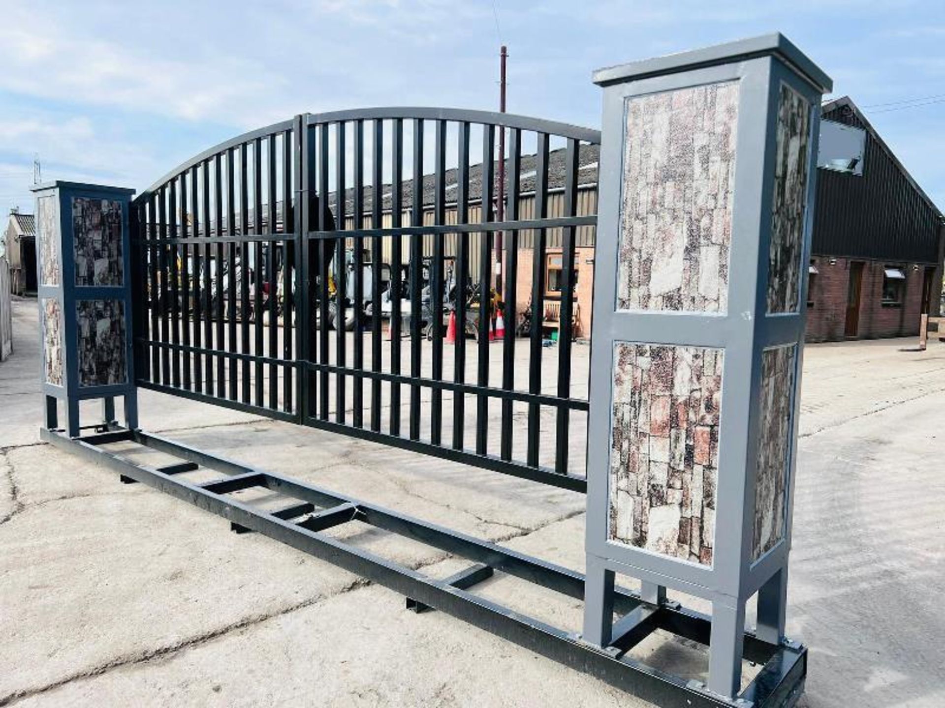 BRAND NEW STEEL TWIN OPENING STEEL GATE'S *15FT X 6FT 2 INCH* - Image 7 of 9
