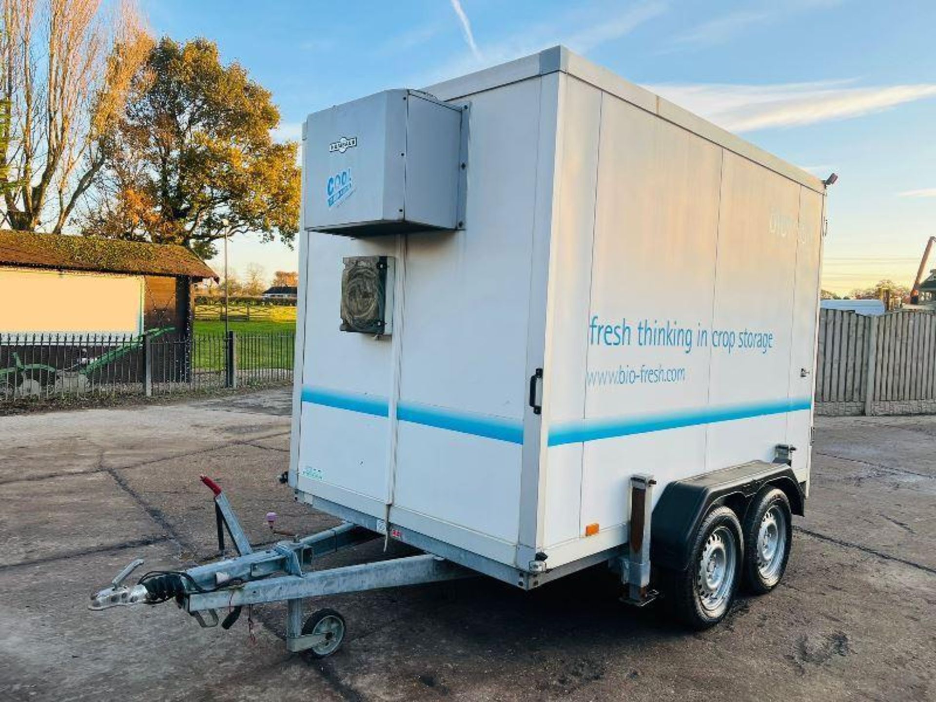HUMBAUR TOWABLE TWIN AXLE REFRIGERATION UNIT C/W 4 X SUPPORT LEGS