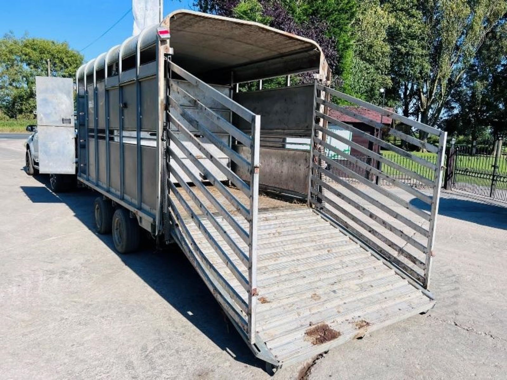 IFOR WILLIAMS TWIN AXLE CATTLE BOX C/W PARTIONING - Image 3 of 9